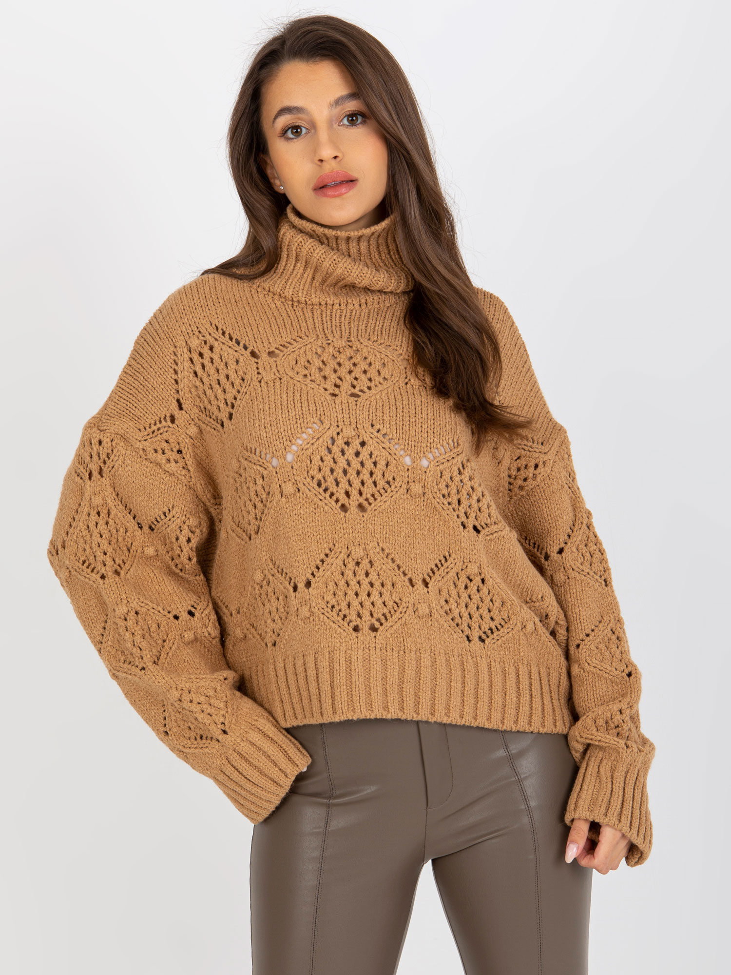 Svetlo hnedý dierovaný sveter s rolákom EM-SW-1037-01.24X-camel Veľkosť: ONE SIZE