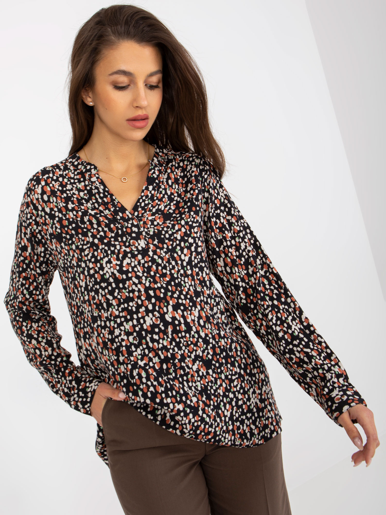 Čierna dámska blúzka s farebnou potlačou D73771M11081A-black-beige Veľkosť: M