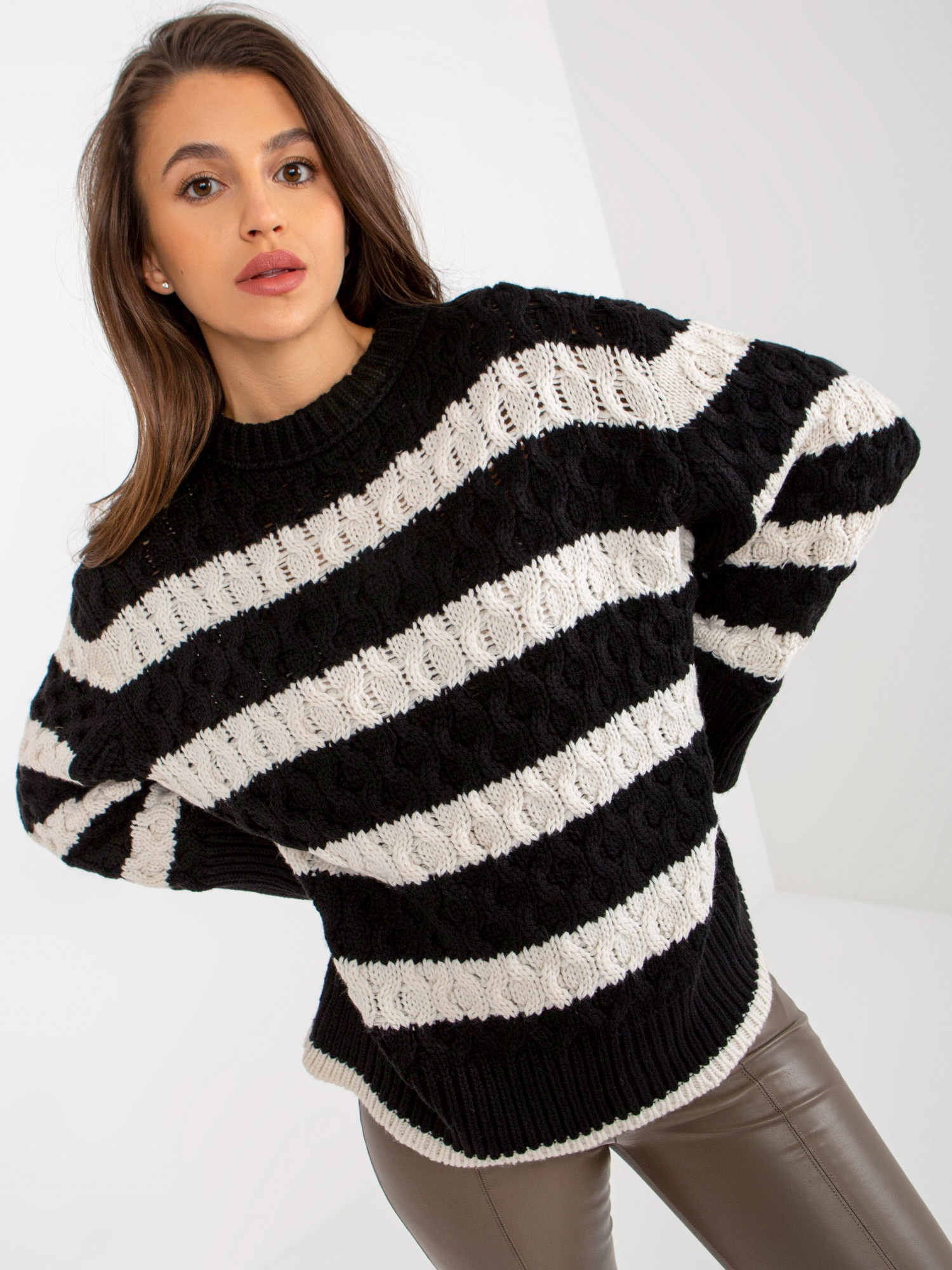 Čierno-krémový voľný sveter s pruhmi EM-SW-1018-01.26P-black Veľkosť: ONE SIZE