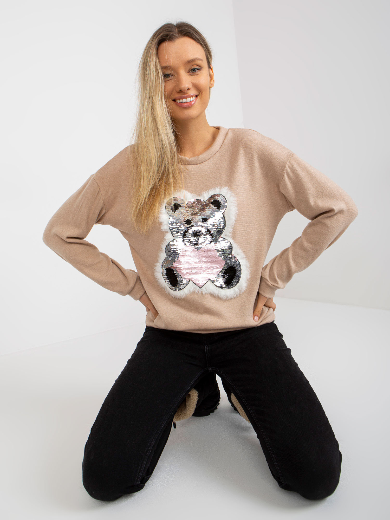 Béžový sveter s trblietavou aplikáciou medvedíka -LK-BZ-509067-1.27-beige Veľkosť: ONE SIZE