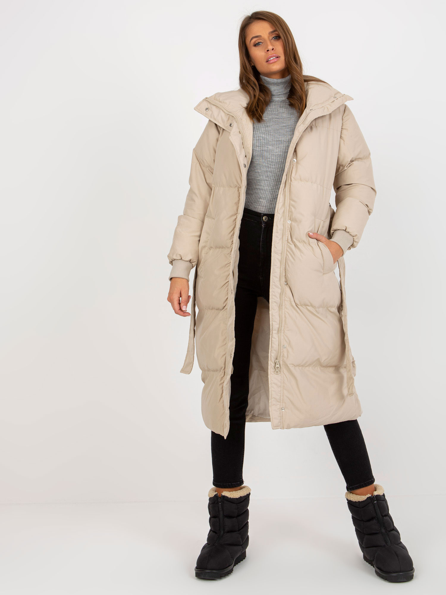 Béžový dlhší prešívaný kabát s pásikom LF-KR-160400.98P-light beige Veľkosť: S