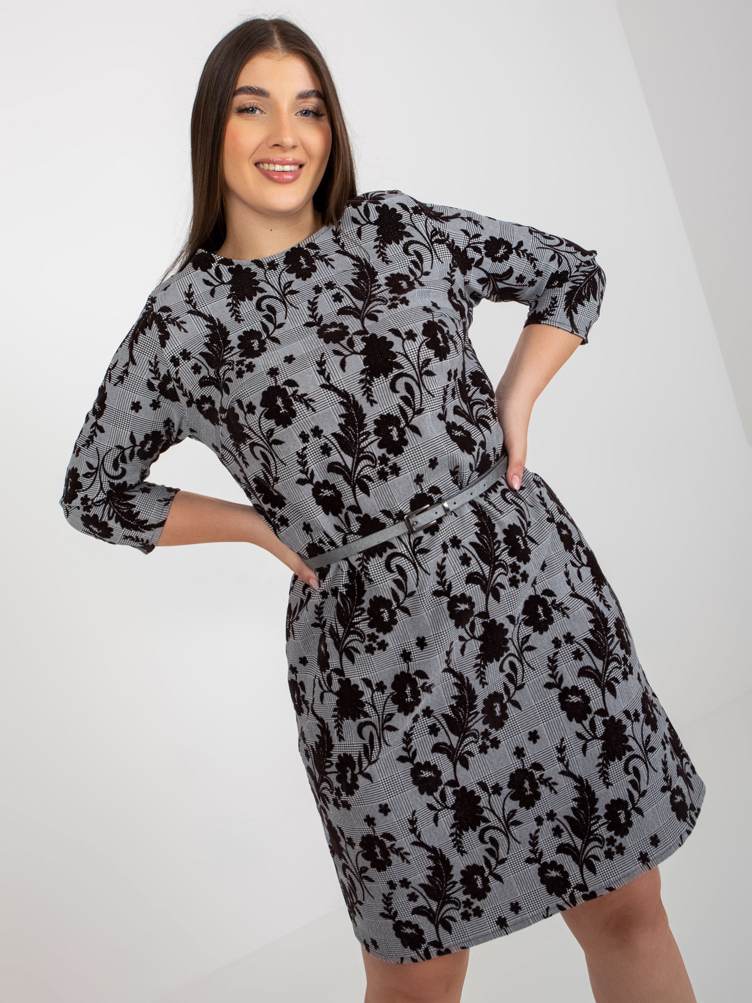 Sivé kárované šaty s velúrovými kvetmi -LK-SK-509090.03P-pattern Veľkosť: 44