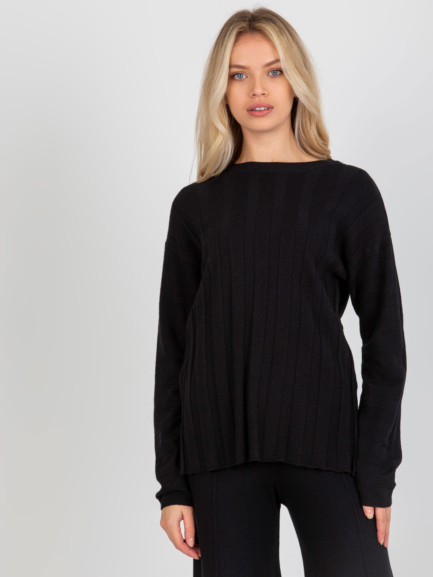 Čierny dámsky ľahký sveter s pruhmi VI-SW-20234.75P-black Veľkosť: ONE SIZE