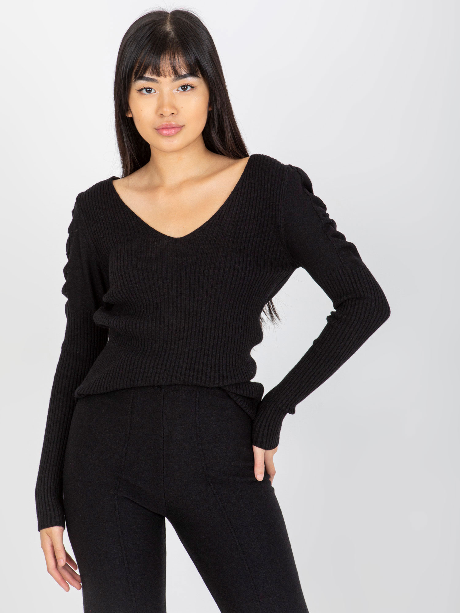 Čierny rebrovaný sveter s výstrihom VI-SW-20259.27-black Veľkosť: ONE SIZE
