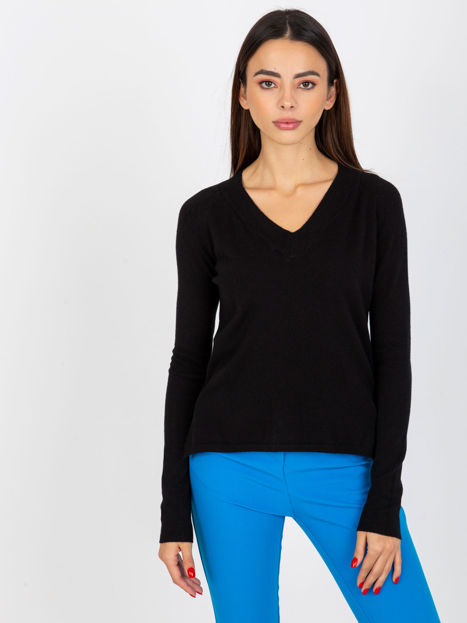 Čierny sveter s výstrihom VI-SW-20295.30P-black Veľkosť: ONE SIZE
