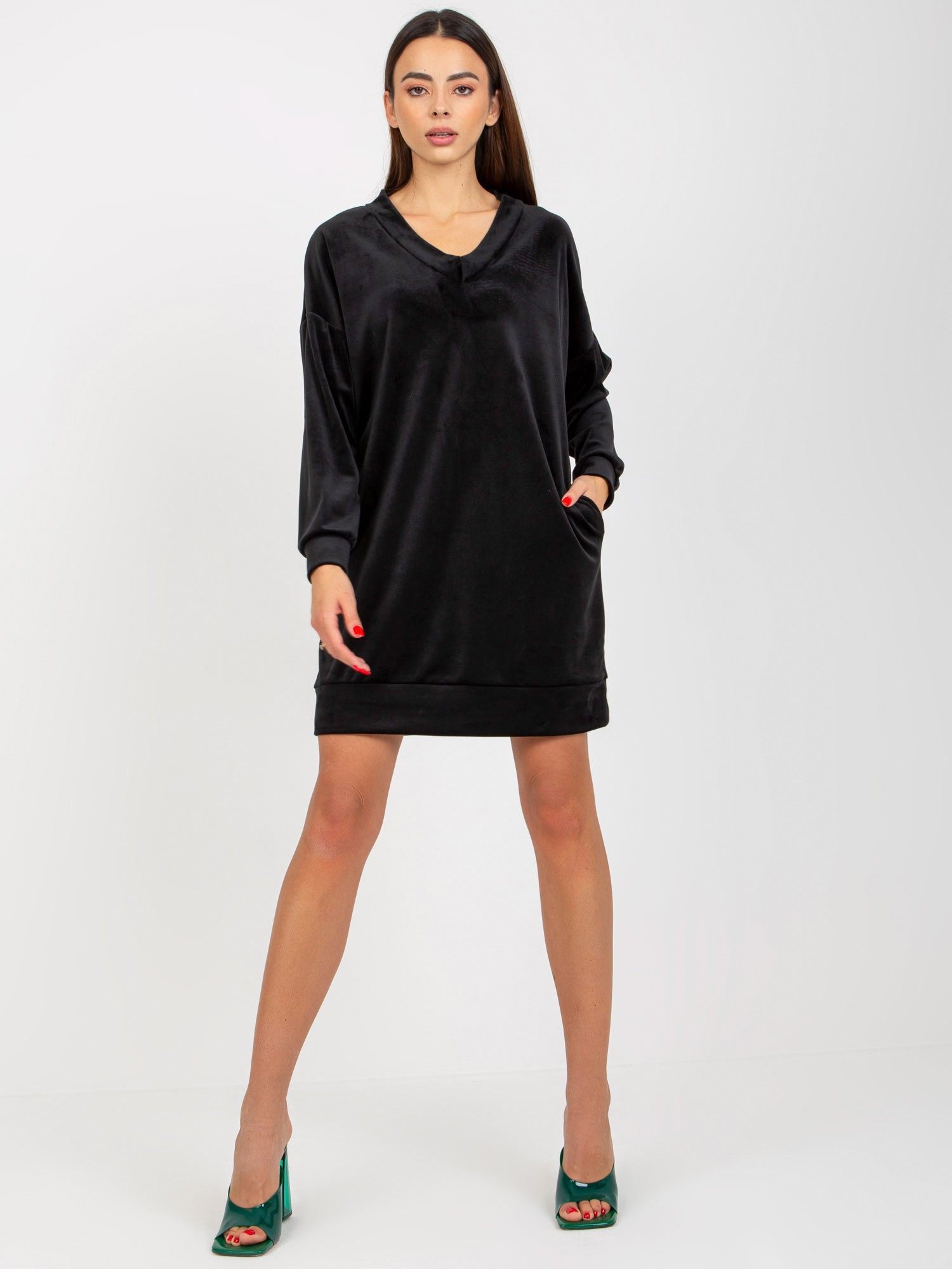 Čierne voľné velúrové šaty s vreckami -RP-TU-8189.75P-black Veľkosť: S/M