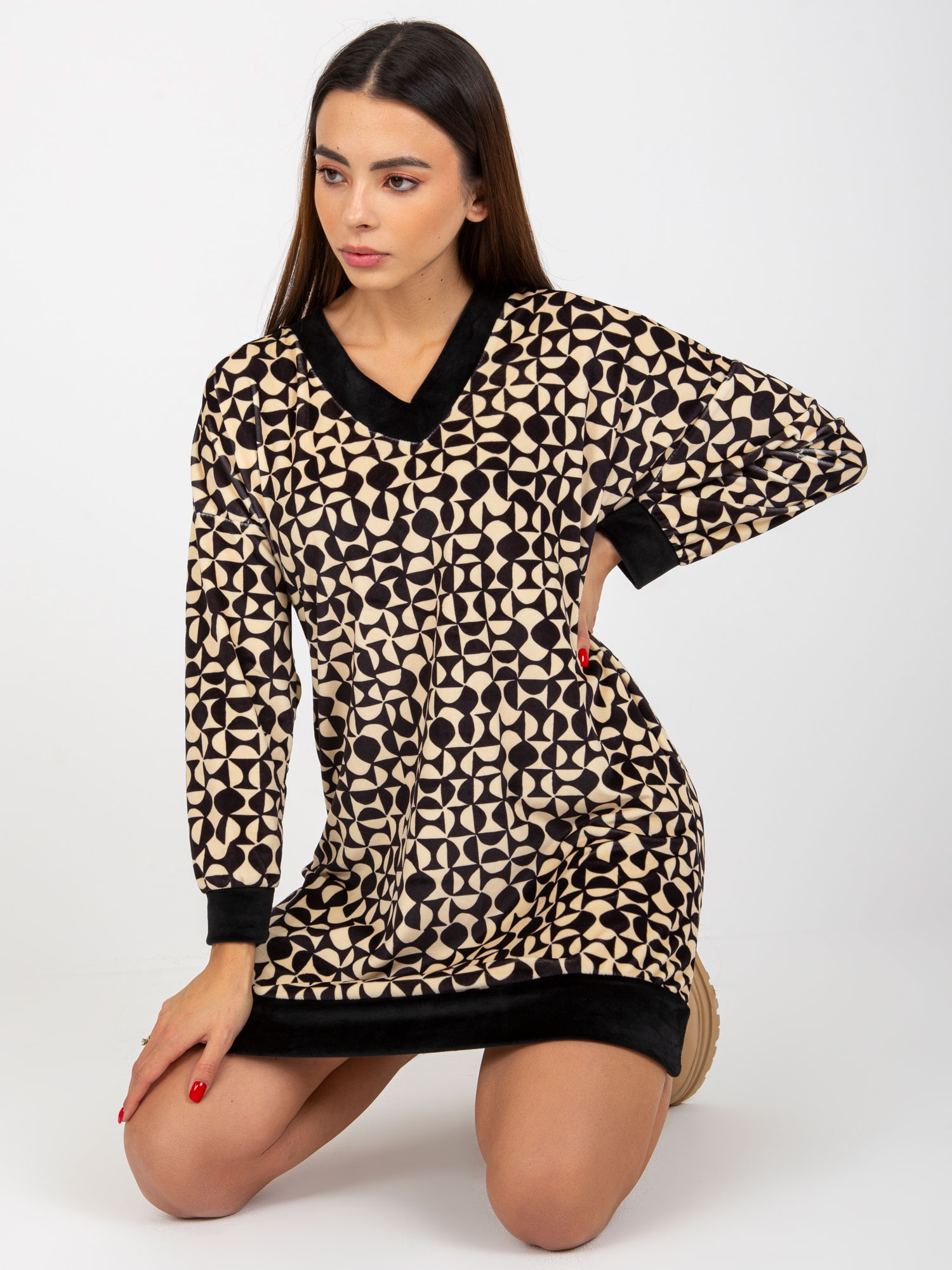 Čierno-béžové mikinové velúrové šaty -RP-TU-8189-3.66-black-beige Veľkosť: S/M