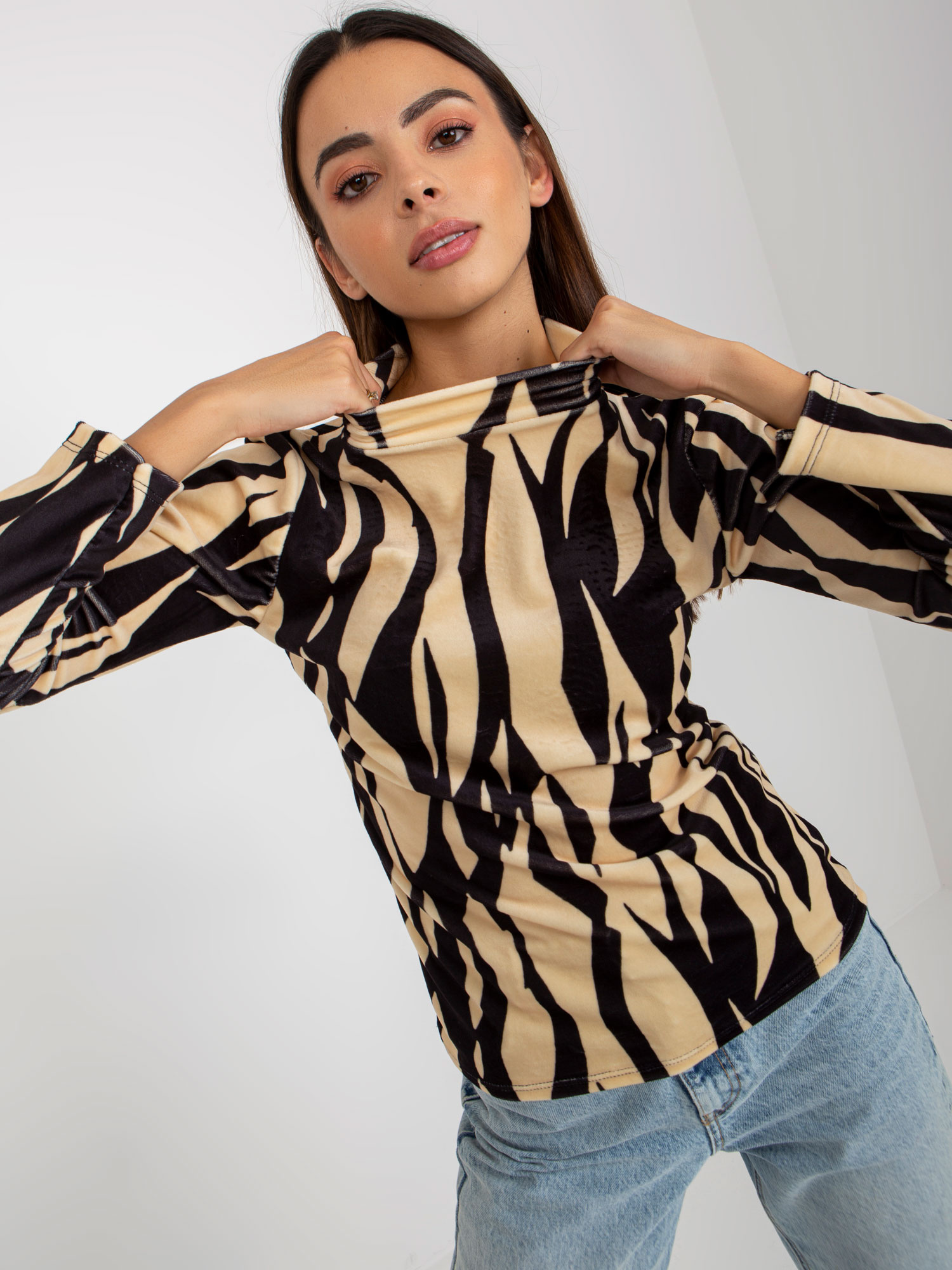 Béžovo-čierny rolák so vzorovaním -RP-BZ-8187-1.02X-pattern Veľkosť: ONE SIZE