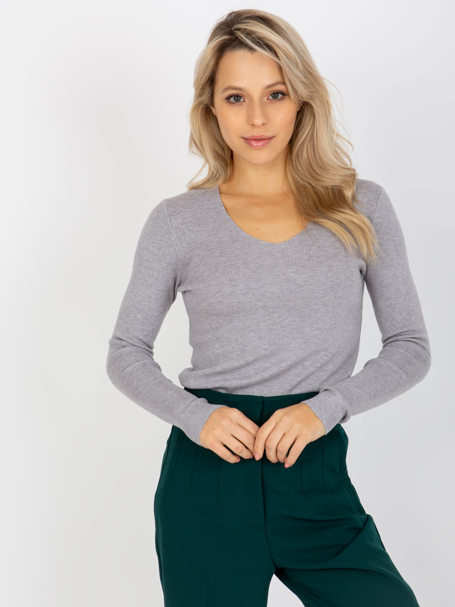 Svetlosivý sveter s výstrihom NM-SW-J52004-2.04-gray Veľkosť: ONE SIZE