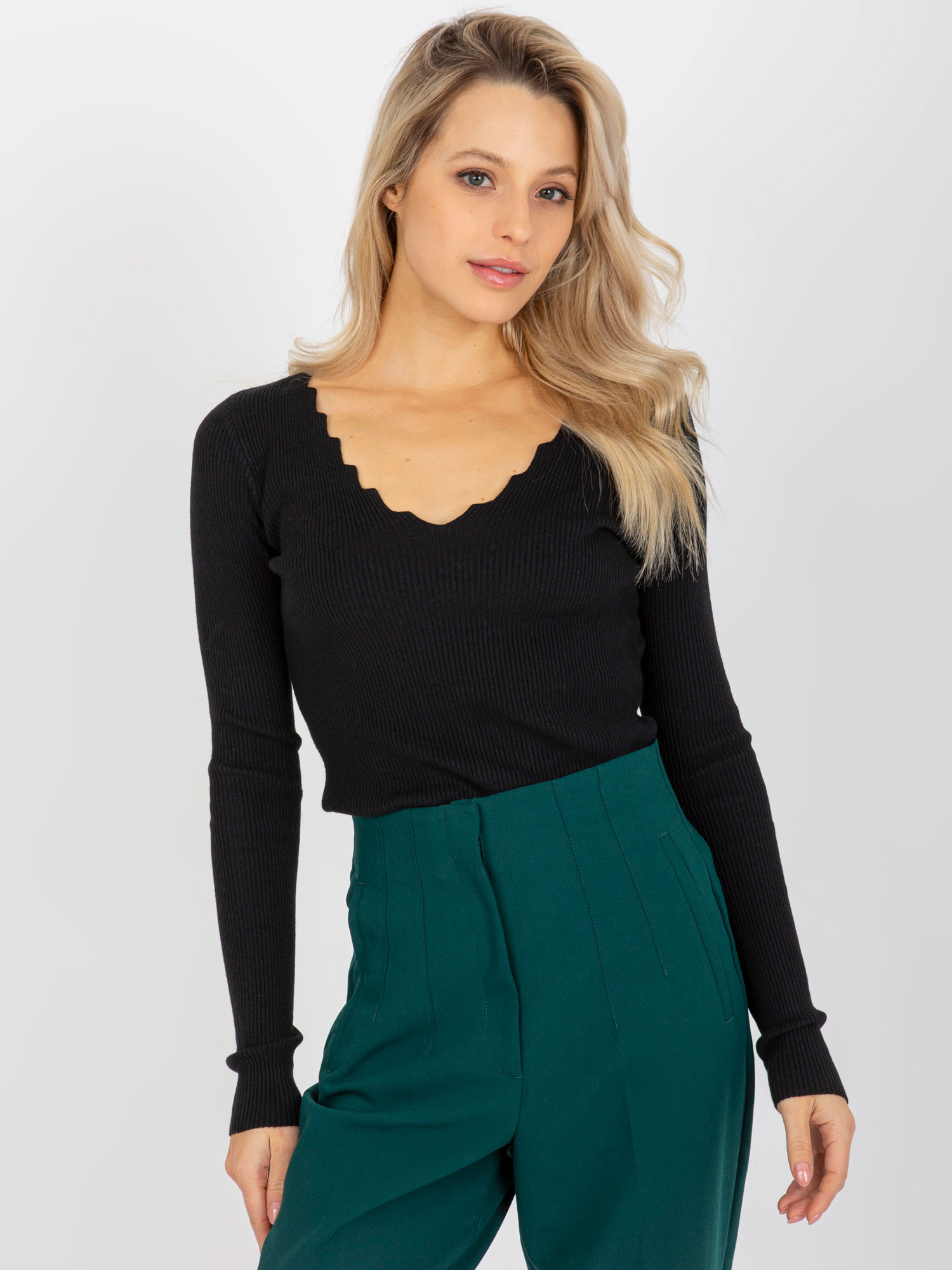 Čierny rebrovaný sveter s výstrihom NM-SW-C-3107-3.28X-black Veľkosť: ONE SIZE