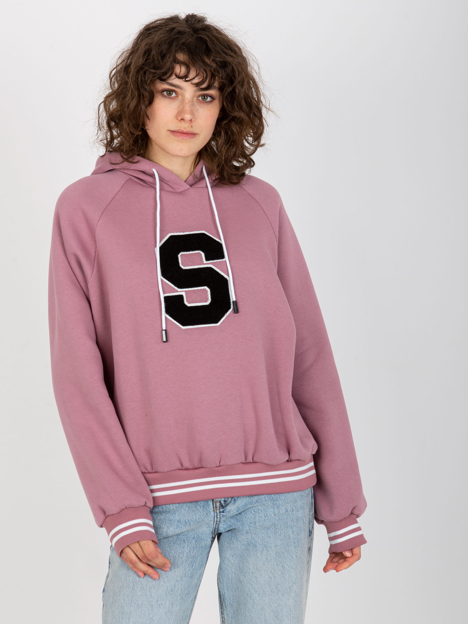 Tmavoružová mikina s písmenom "S" -RV-BL-8372.04P-dark pink Veľkosť: ONE SIZE