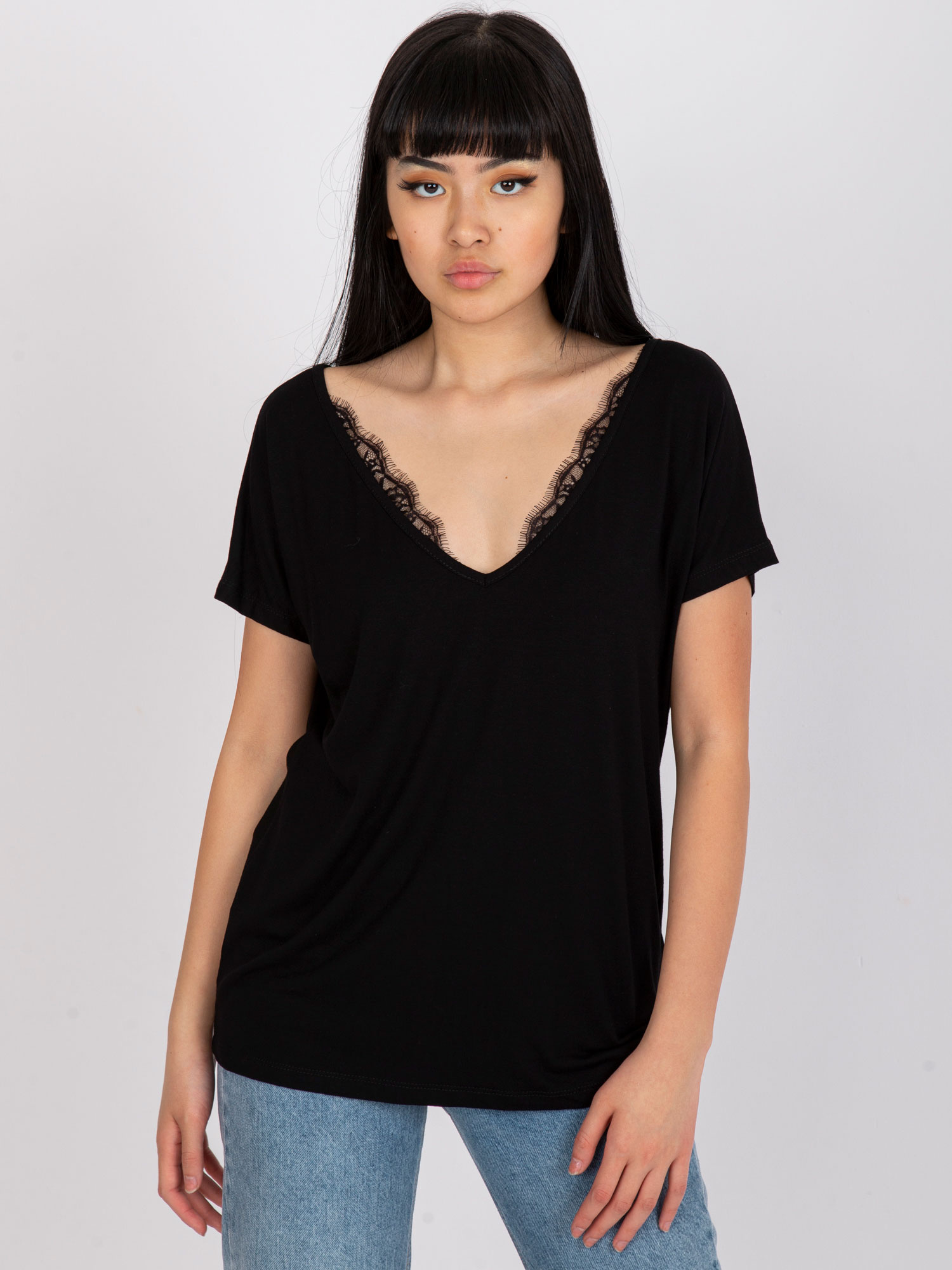 Čierne dámske tričko s výstrihom s čipkou RV-TS-7665.91-black Veľkosť: S/M