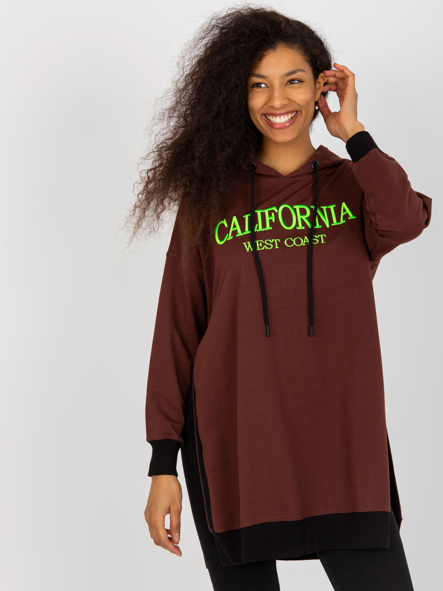 Tmavohnedá dlhšia mikina s nápisom VI-BL-327.70P-dark brown Veľkosť: ONE SIZE