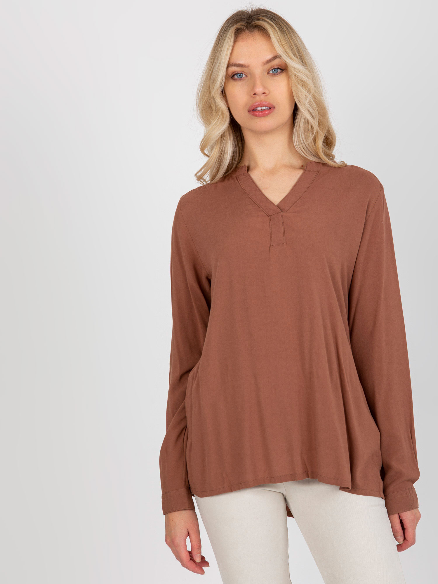 Hnedá dámska blúzka s výstrihom D73761M11081A-brown Veľkosť: M