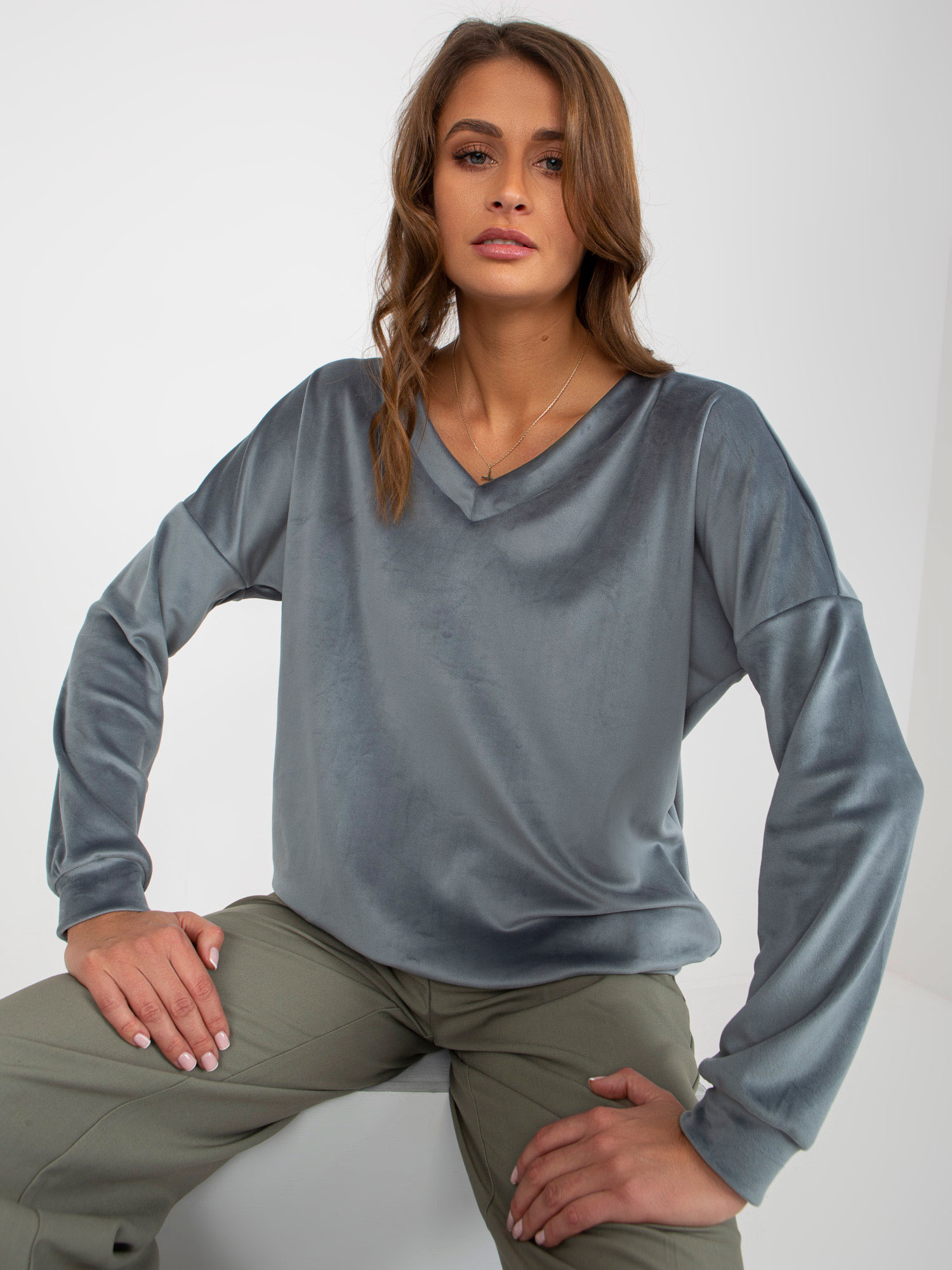 Sivá velúrová mikina s výstrihom RV-BL-8441.07P-grey-blue Veľkosť: ONE SIZE