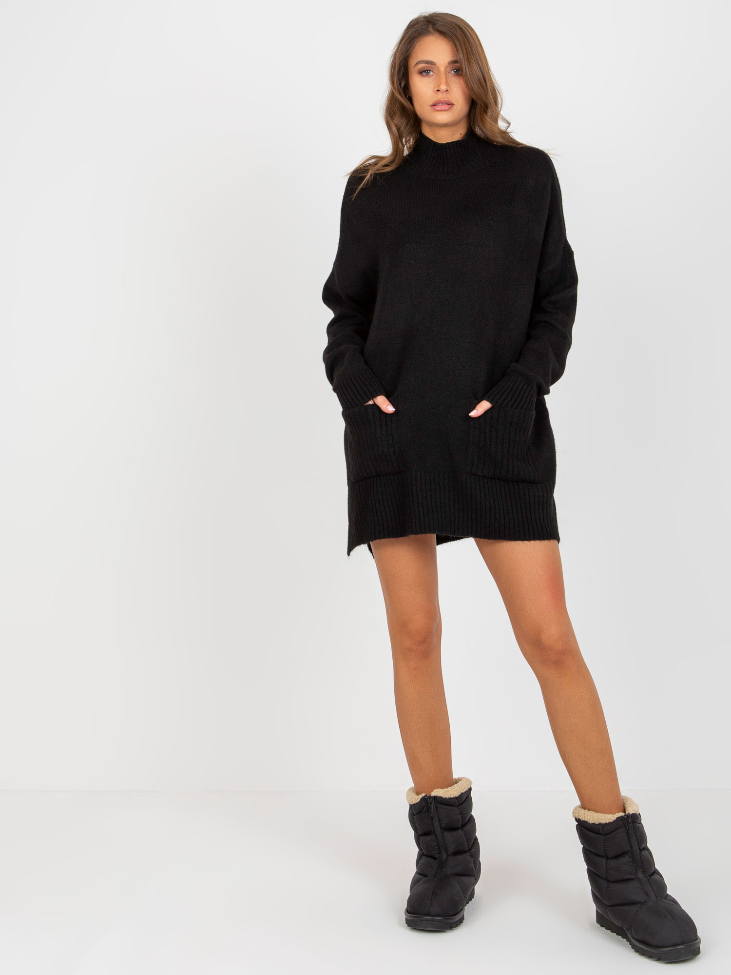 Čierne svetrové šaty s vreckami RV-SW-7051.95P-black Veľkosť: ONE SIZE