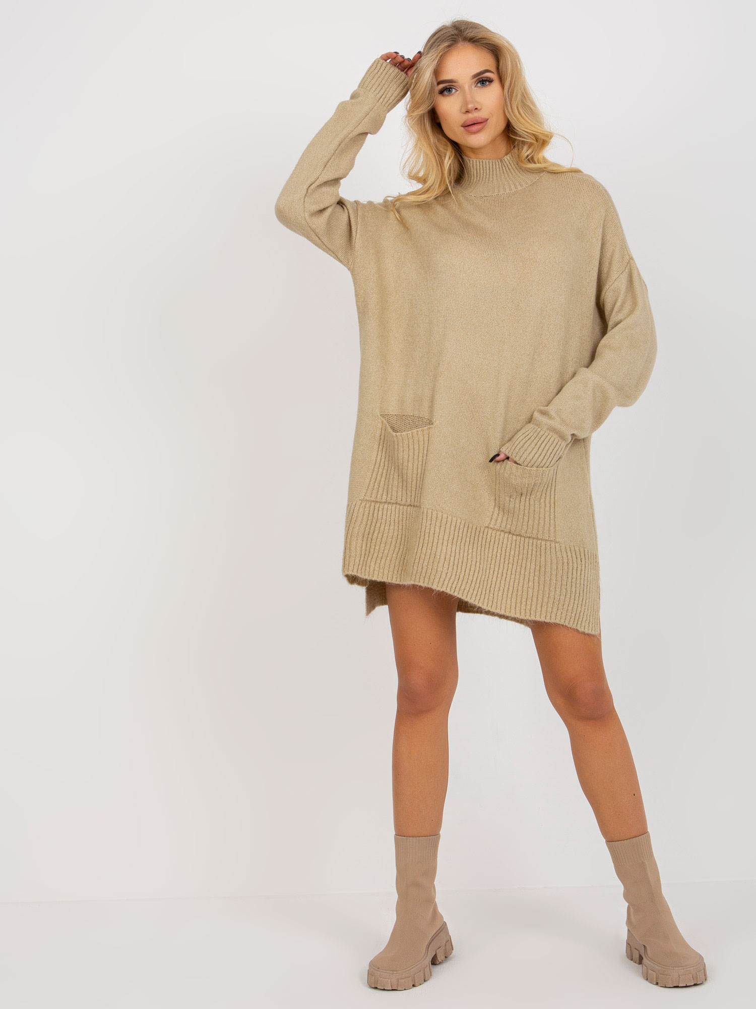 BÉŽOVÝ DLHŠÍ SVETER S VRECKAMI RV-SW-7051.95P-BEIGE Veľkosť: ONE SIZE