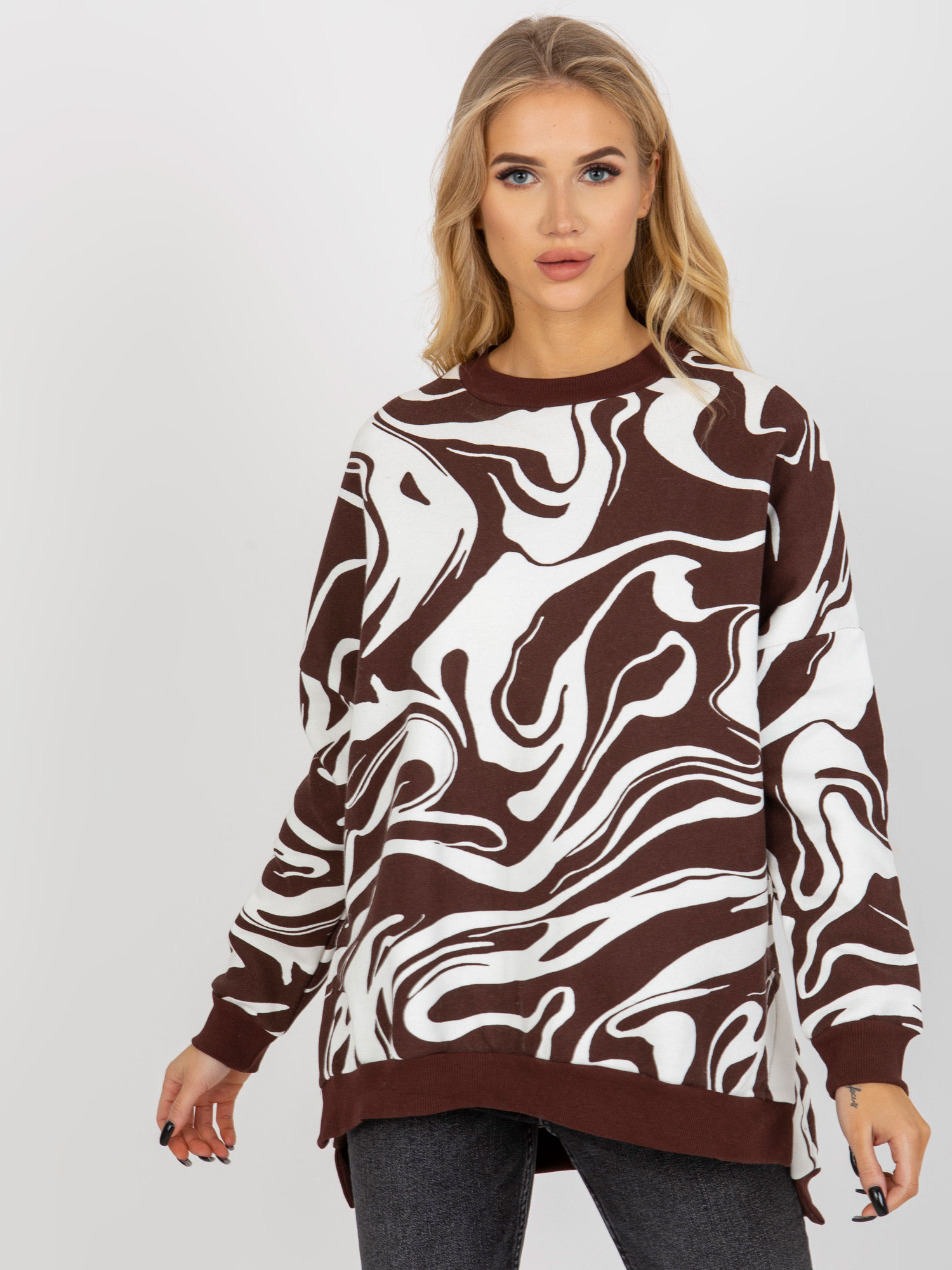 Tmavohnedo-biela vzorovaná oversize mikina FA-BL-8293.37P-dark brown Veľkosť: ONE SIZE