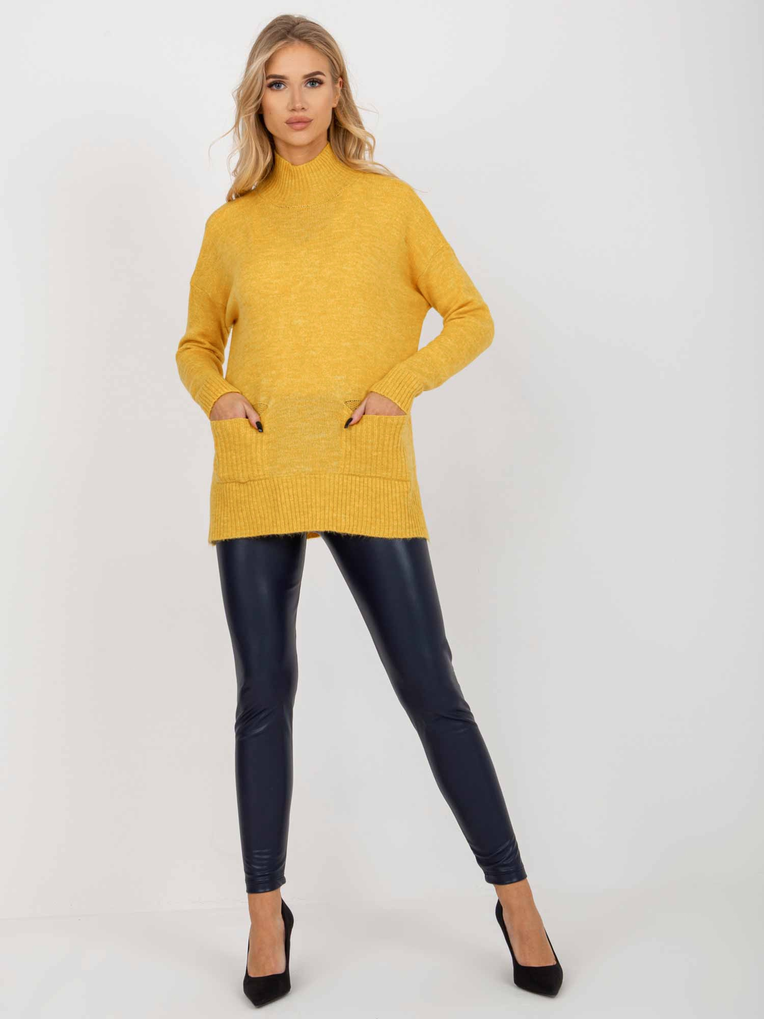 Žltý dlhší sveter s vreckami RV-SW-7051.95P-yellow Veľkosť: ONE SIZE
