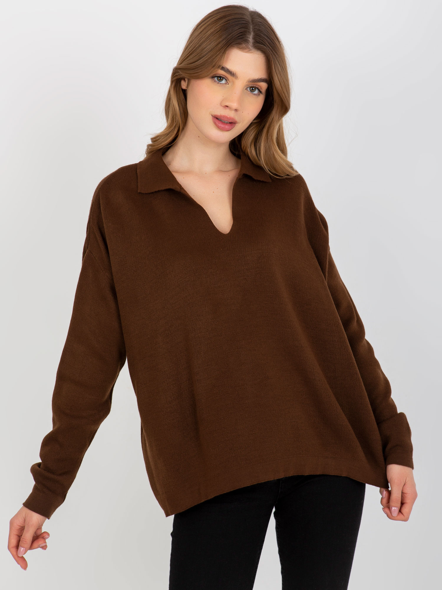 Tmavohnedý sveter s výstrihom TO-SW-1711.23P-dark brown Veľkosť: ONE SIZE