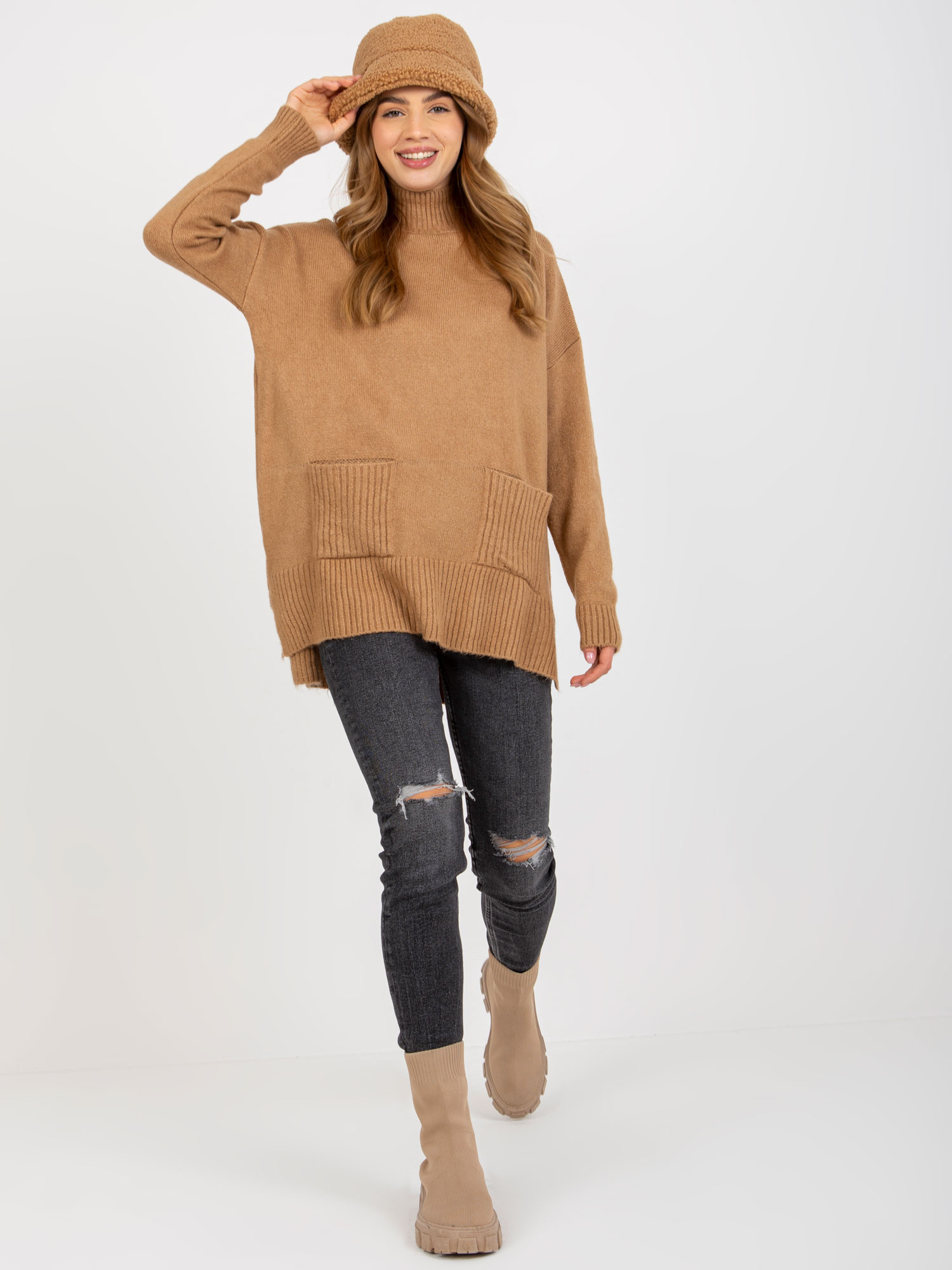 Svetlohnedý dlhší sveter s vreckami RV-SW-7051.95P-camel Veľkosť: ONE SIZE