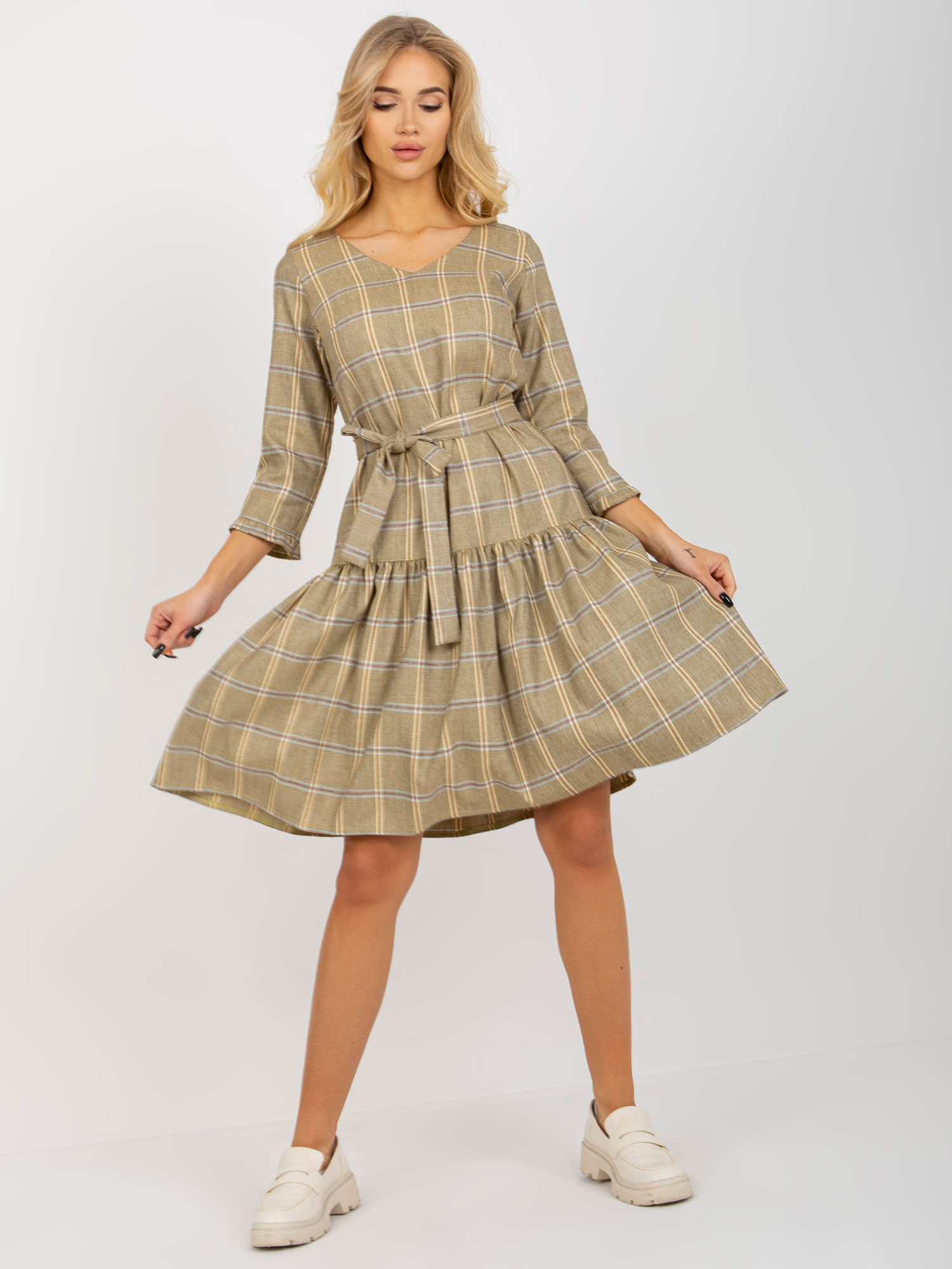 Béžové kárované šaty s volánom -LK-SK-507786.16P-beige Veľkosť: 36