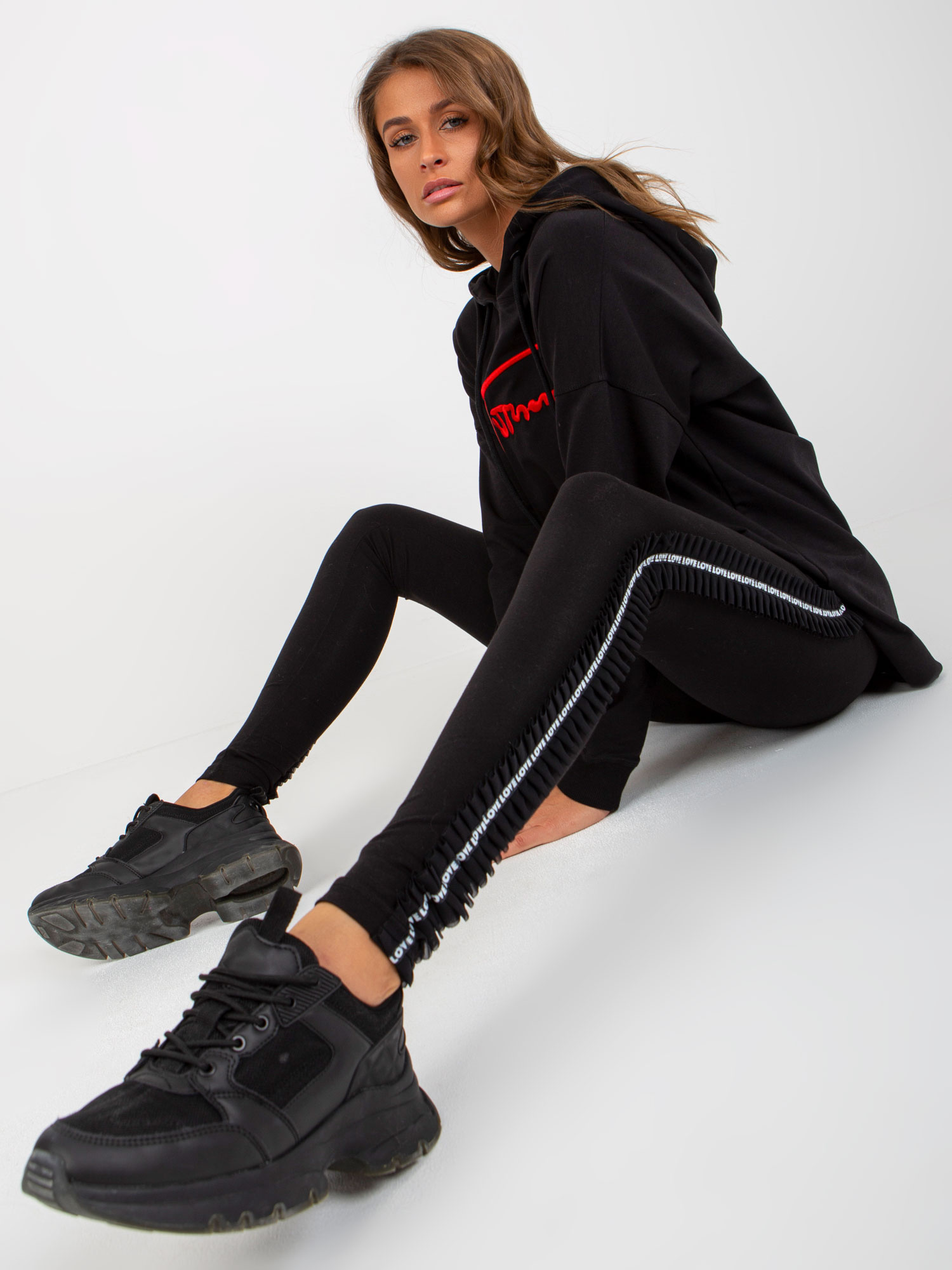 Ležérne čierne legíny s nápismi na bokoch -VI-LG-4925.27X-black Veľkosť: M