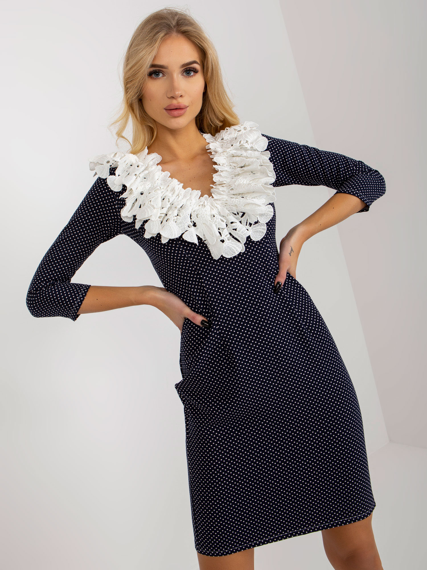 Modro-biele vypasované bodkované šaty -LK-SK-505976.28-navy Veľkosť: 36