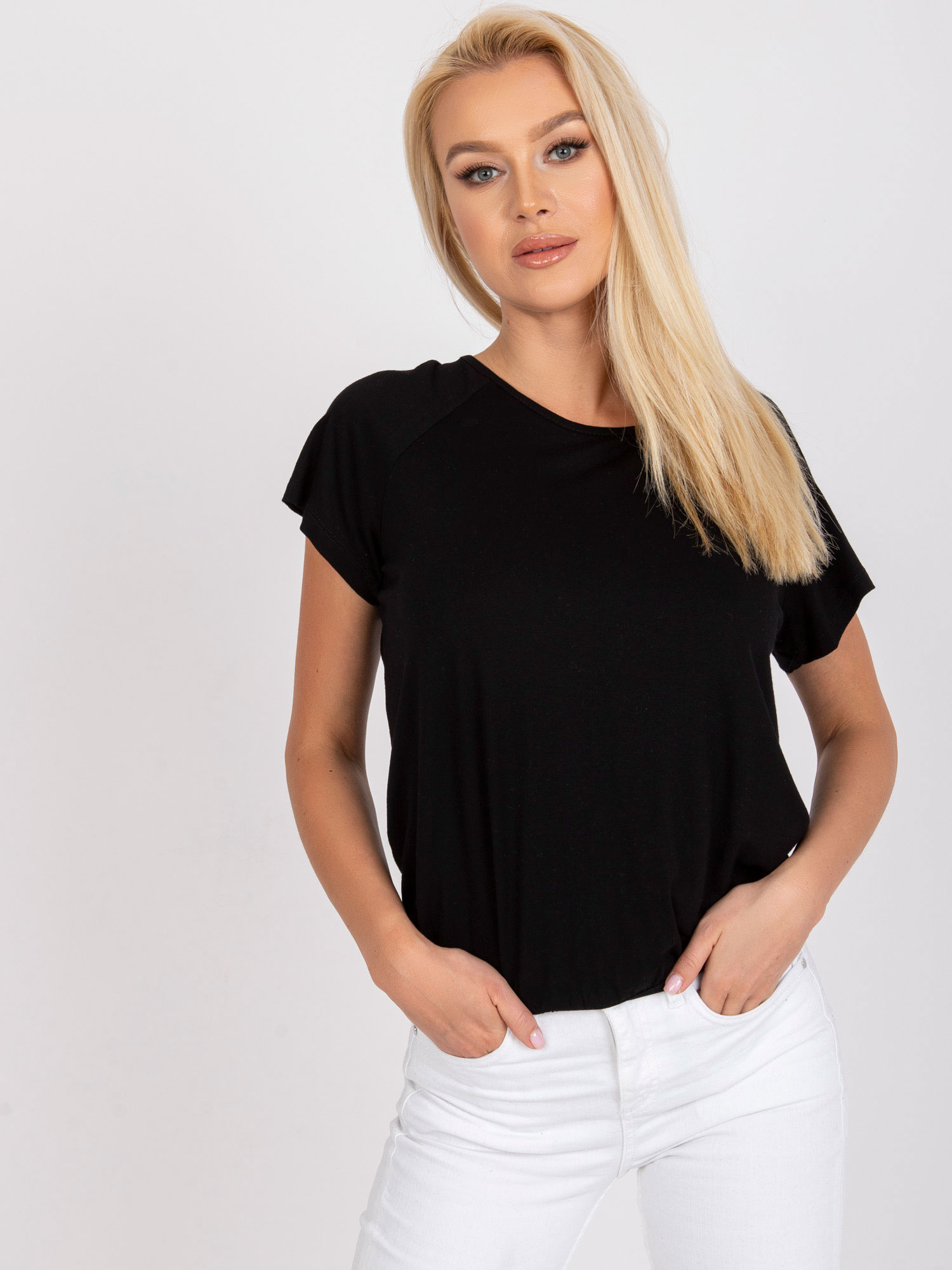 Čierne tričko s prestrihom s mašľou na chrbte RV-BZ-7664.46-black Veľkosť: L/XL