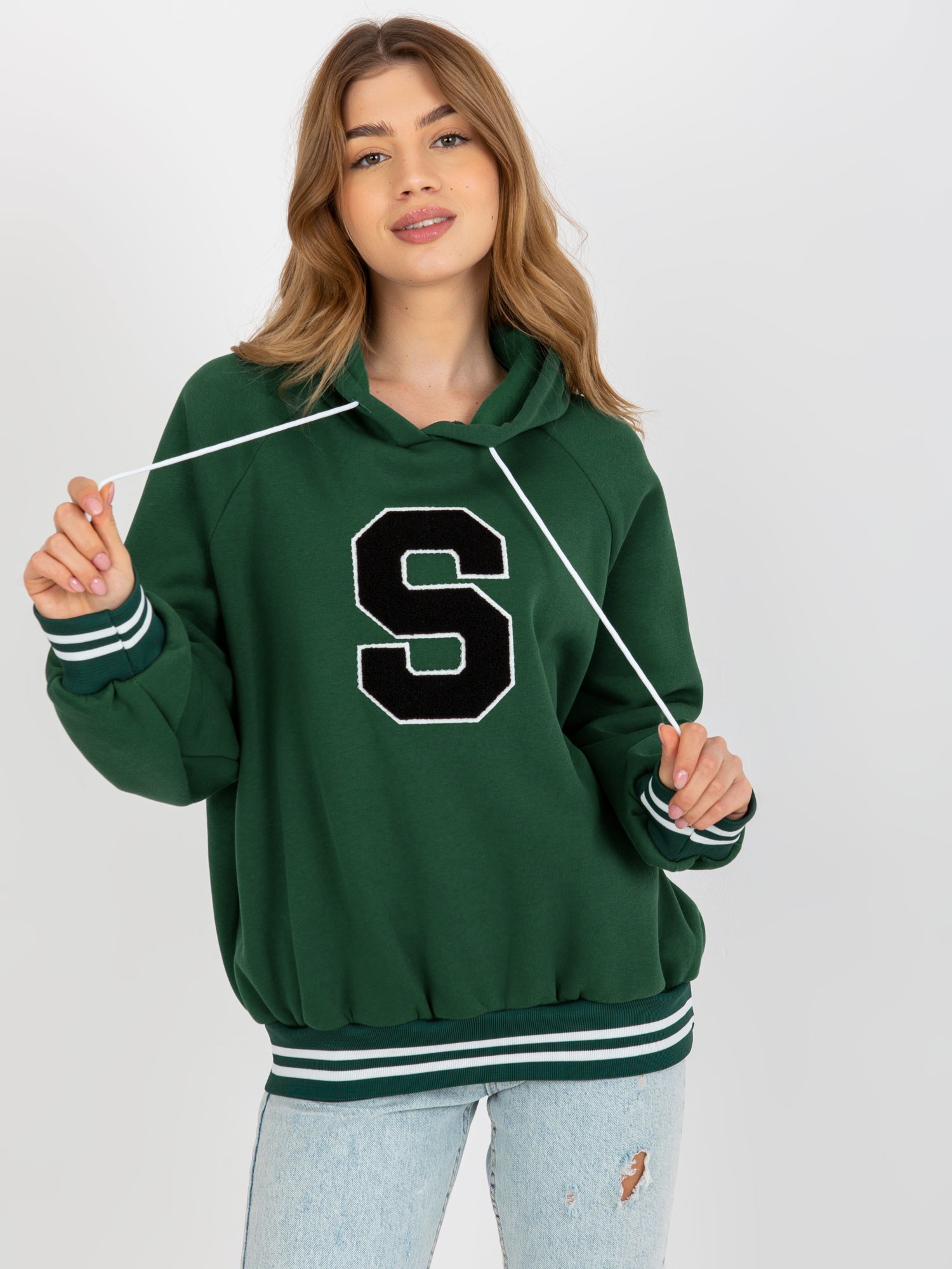 TMAVOZELENÁ MIKINA S KAPUCŇOU "S" -RV-BL-8372.04P-DARK GREEN Veľkosť: ONE SIZE