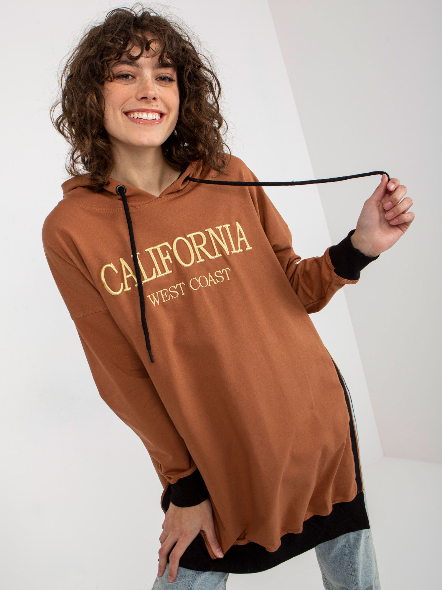 Karamelová dlhšia mikina s nápisom -VI-BL-327.70P-caramel brown Veľkosť: ONE SIZE