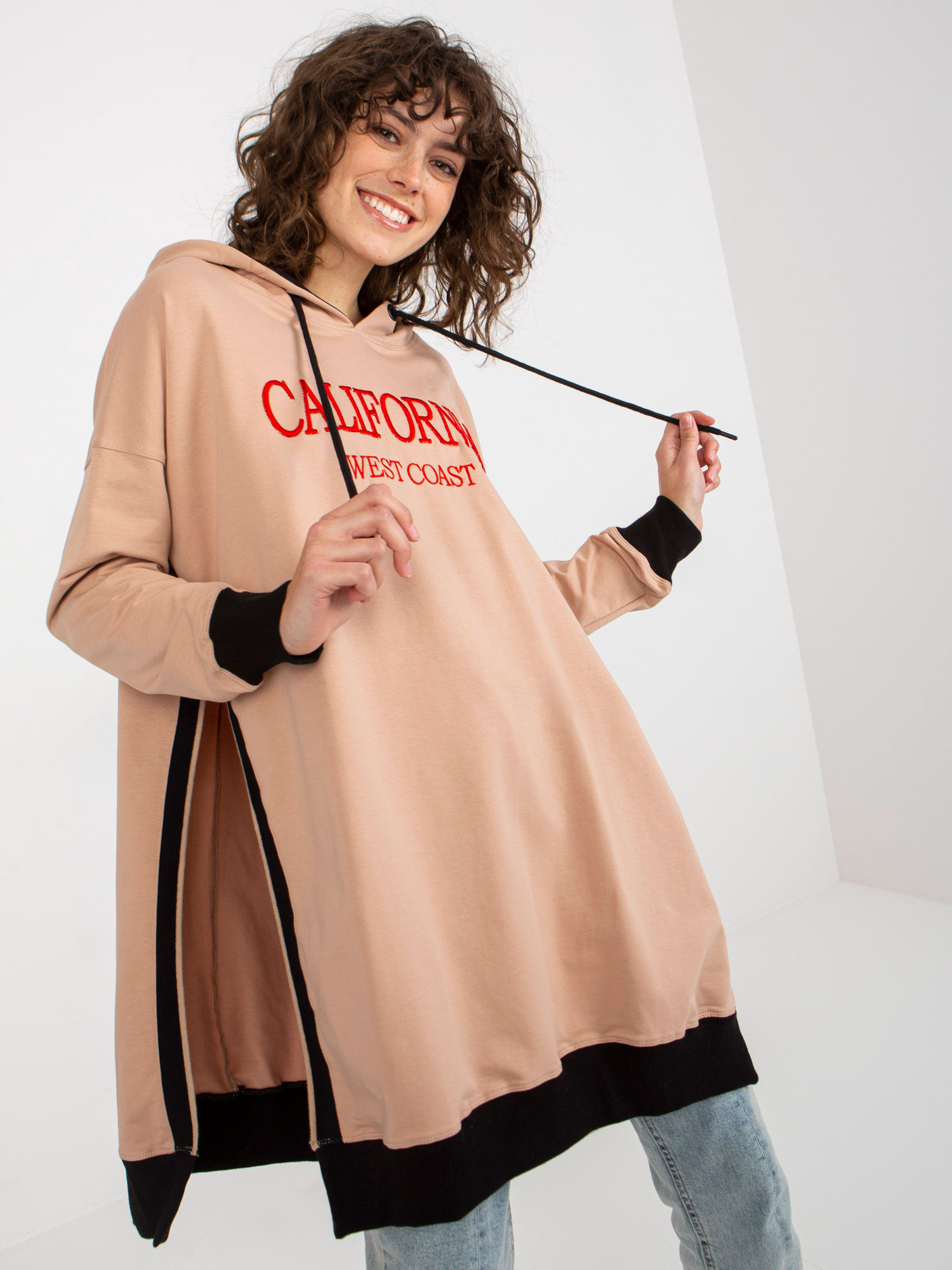 Béžová dlhšia mikina s nápisom -VI-BL-327.70P-beige Veľkosť: ONE SIZE