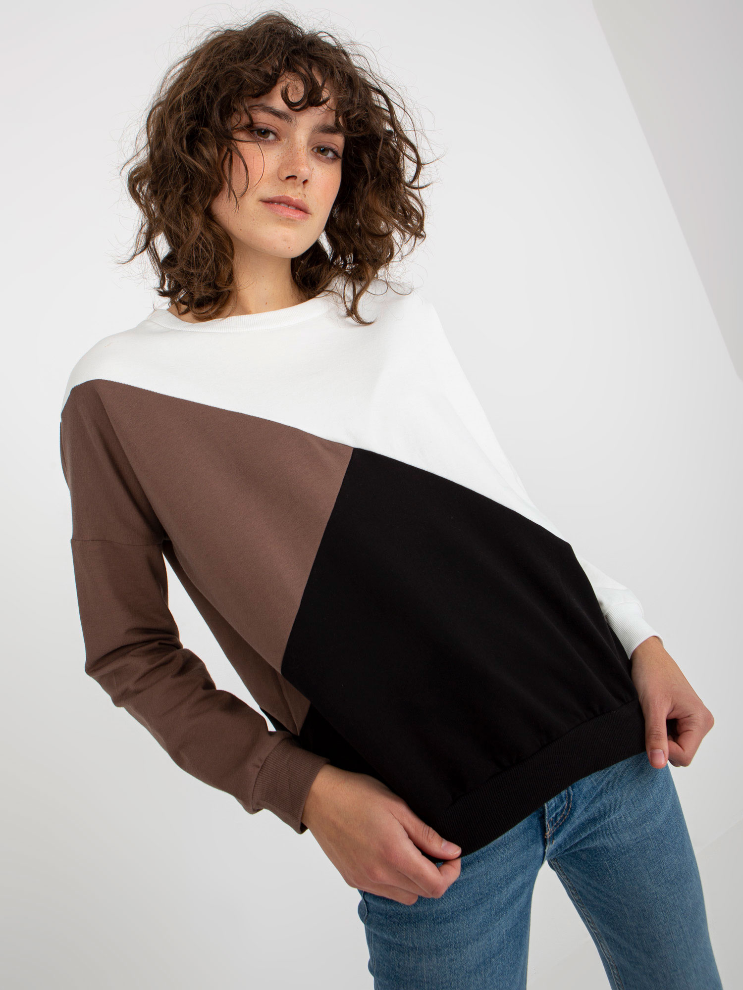 Colorblock mikina - biela/béžová/čierna -RV-BL-8463.41P Veľkosť: ONE SIZE