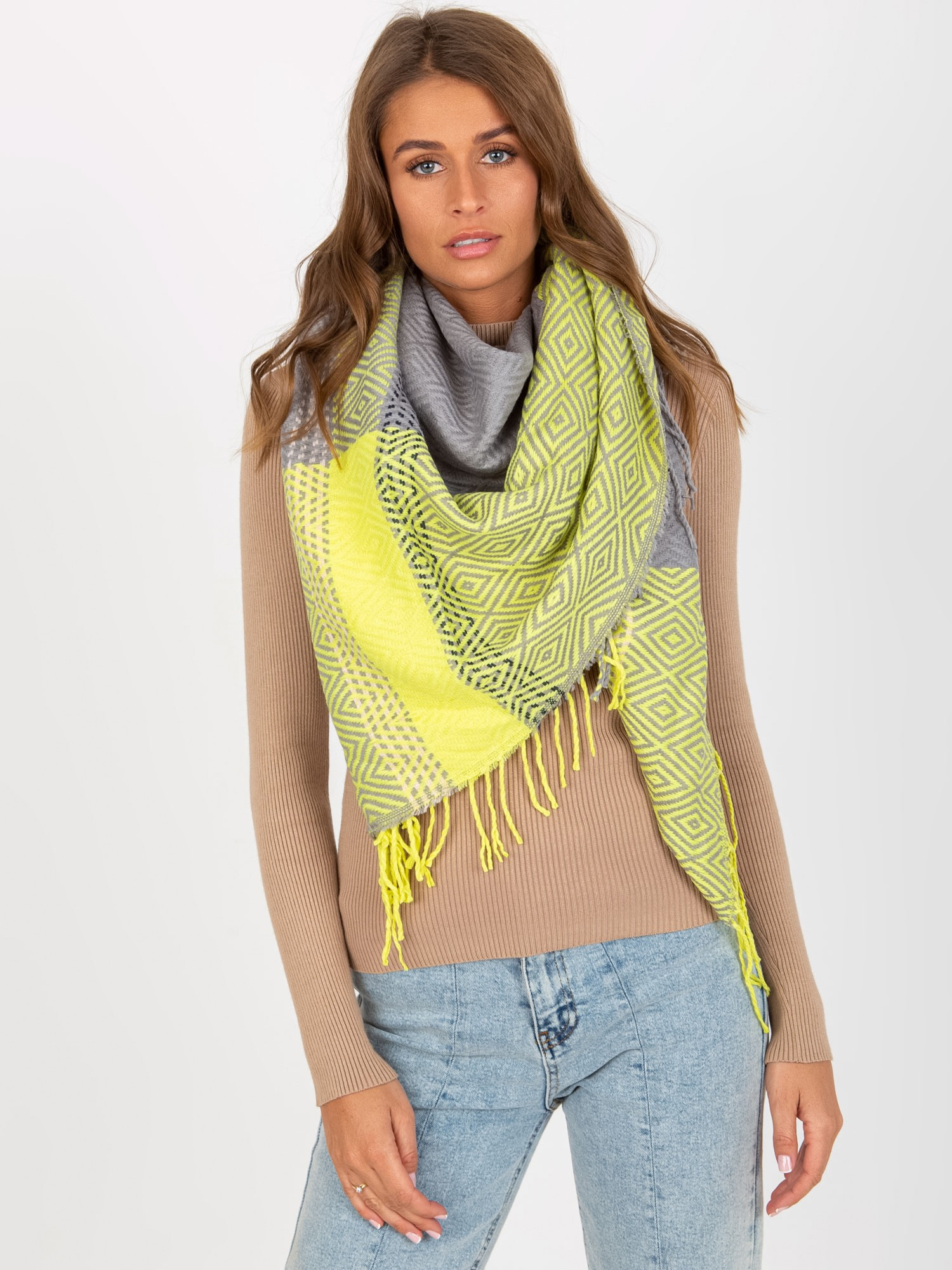 Vzorovaný šál - šedý/žltý AT-SZ-2001-1.87 Veľkosť: ONE SIZE