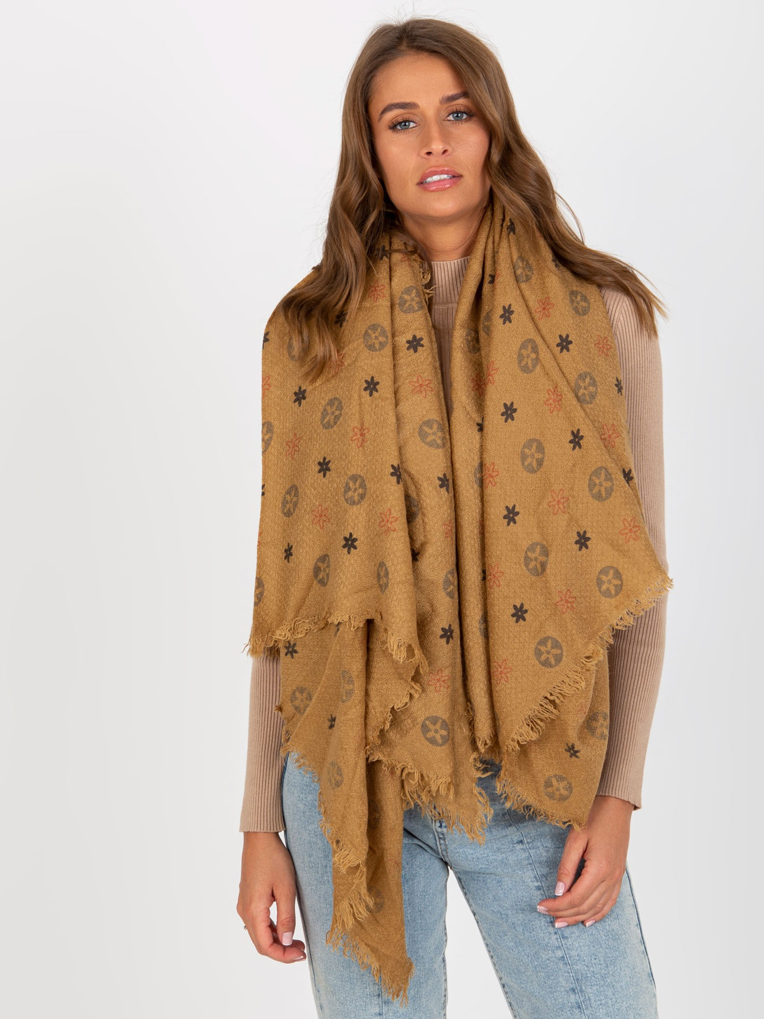 Béžový šál so vzorom AT-CH-23505-1.55-dark beige Veľkosť: ONE SIZE