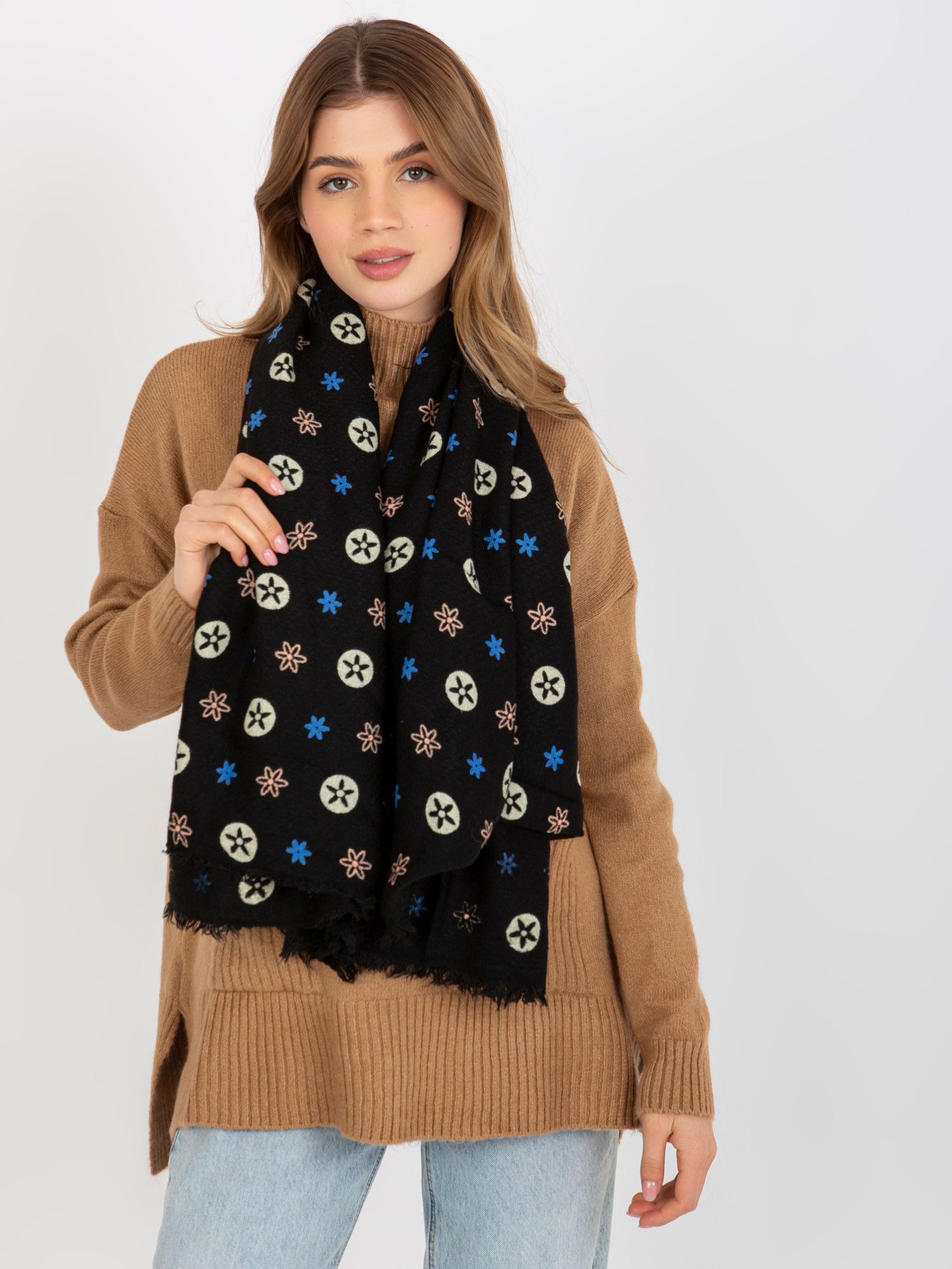 Čierny šál so vzorom -AT-CH-23505-1.55-black Veľkosť: ONE SIZE