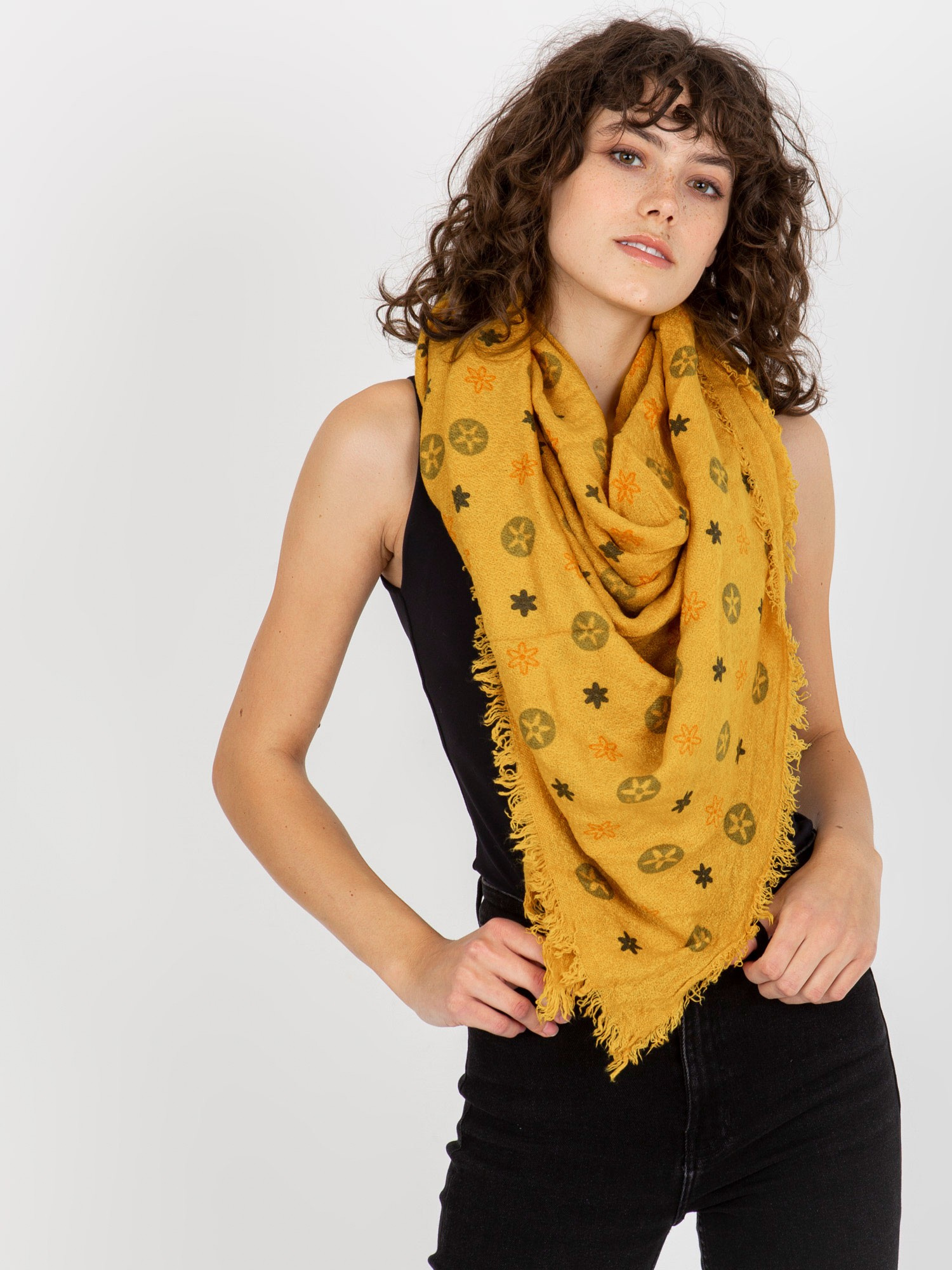 Žltý šál so vzorom -AT-CH-23505-1.55-dark yellow Veľkosť: ONE SIZE