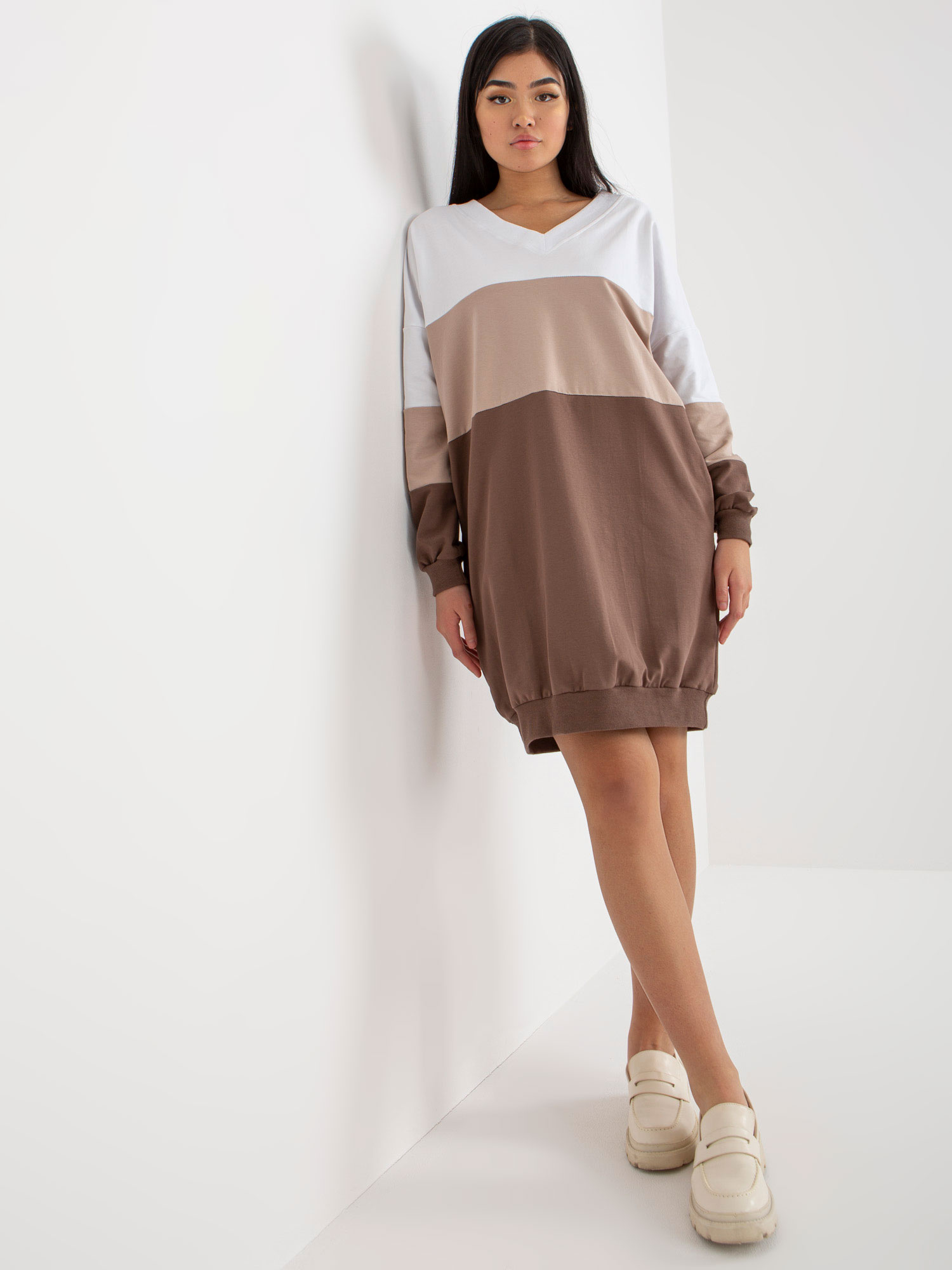 Hnedo-biele mikinové šaty s vreckami RV-SK-8382.31-white-brown Veľkosť: S/M