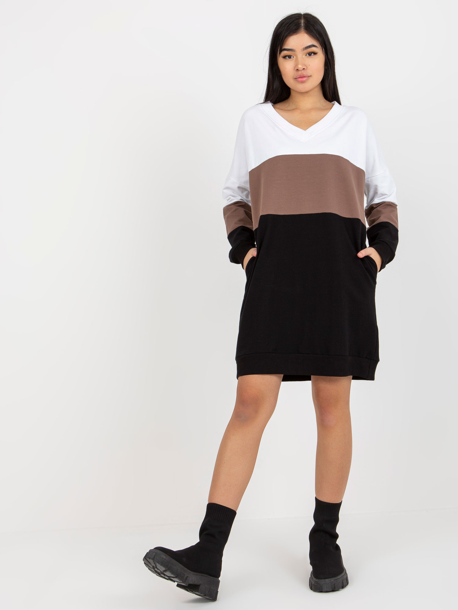 Čierno-biele mikinové šaty s vreckami RV-SK-8382.04-white-black Veľkosť: S/M