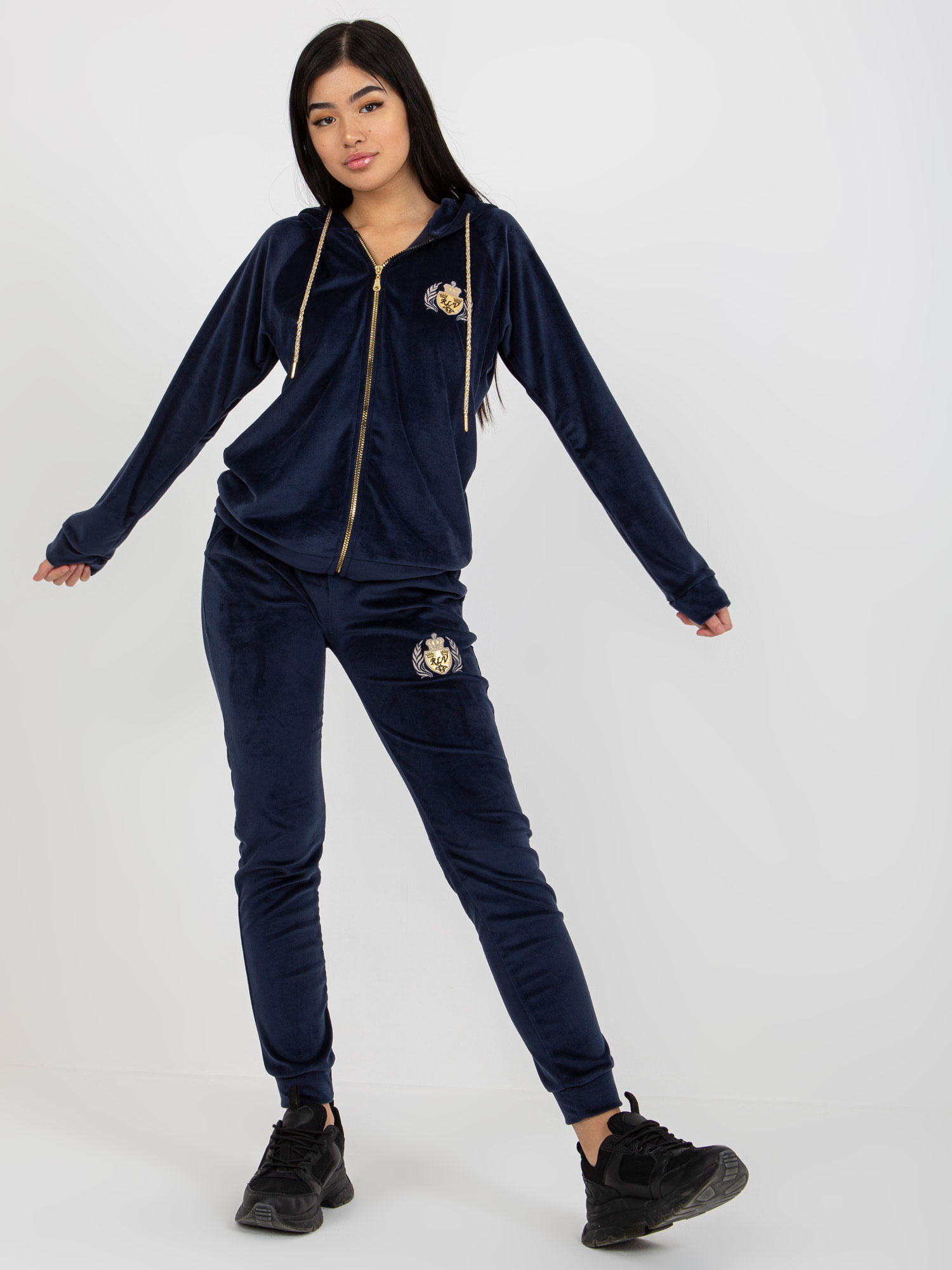 Tmavomodrá velúrová súprava s výšivkami -RV-KMPL-8443.98P-navy Veľkosť: L/XL