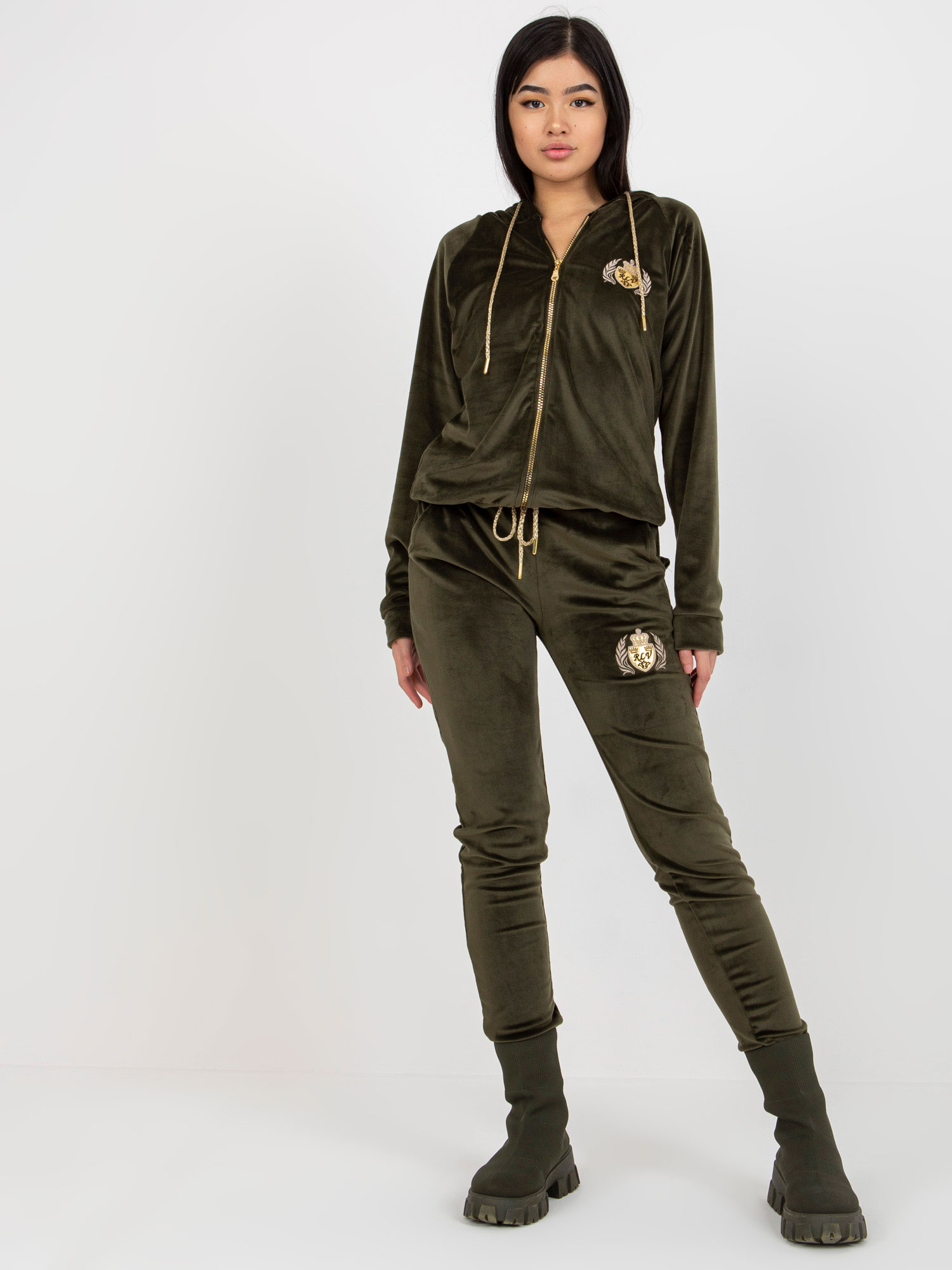 Khaki velúrová súprava s výšivkami -RV-KMPL-8443.98P-khaki Veľkosť: S/M