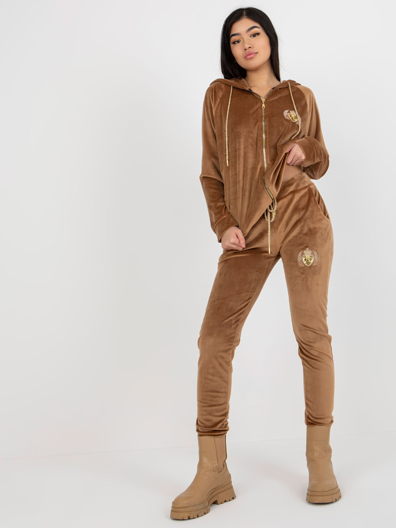 Hnedá velúrová súprava s výšivkami -RV-KMPL-8443.98P-brown Veľkosť: L/XL