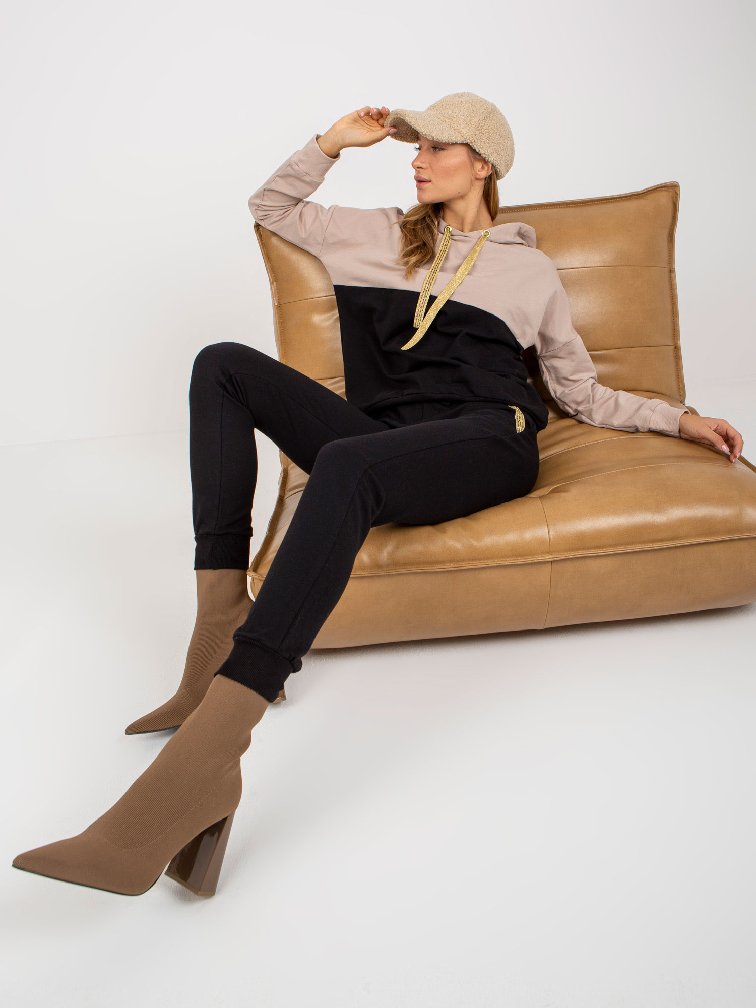 Béžovo-čierna teplákovka s kapucňou -RV-KMPL-8419.96P-beige-black Veľkosť: S/M