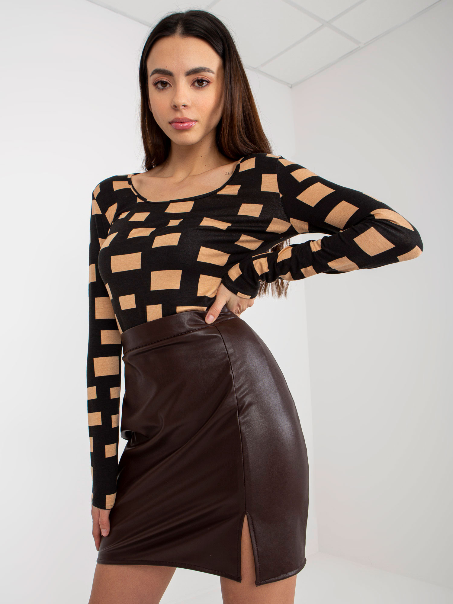 Čierne tričko s hnedými obdĺžnikmi LK-BZ-509198.48P-black Veľkosť: L/XL