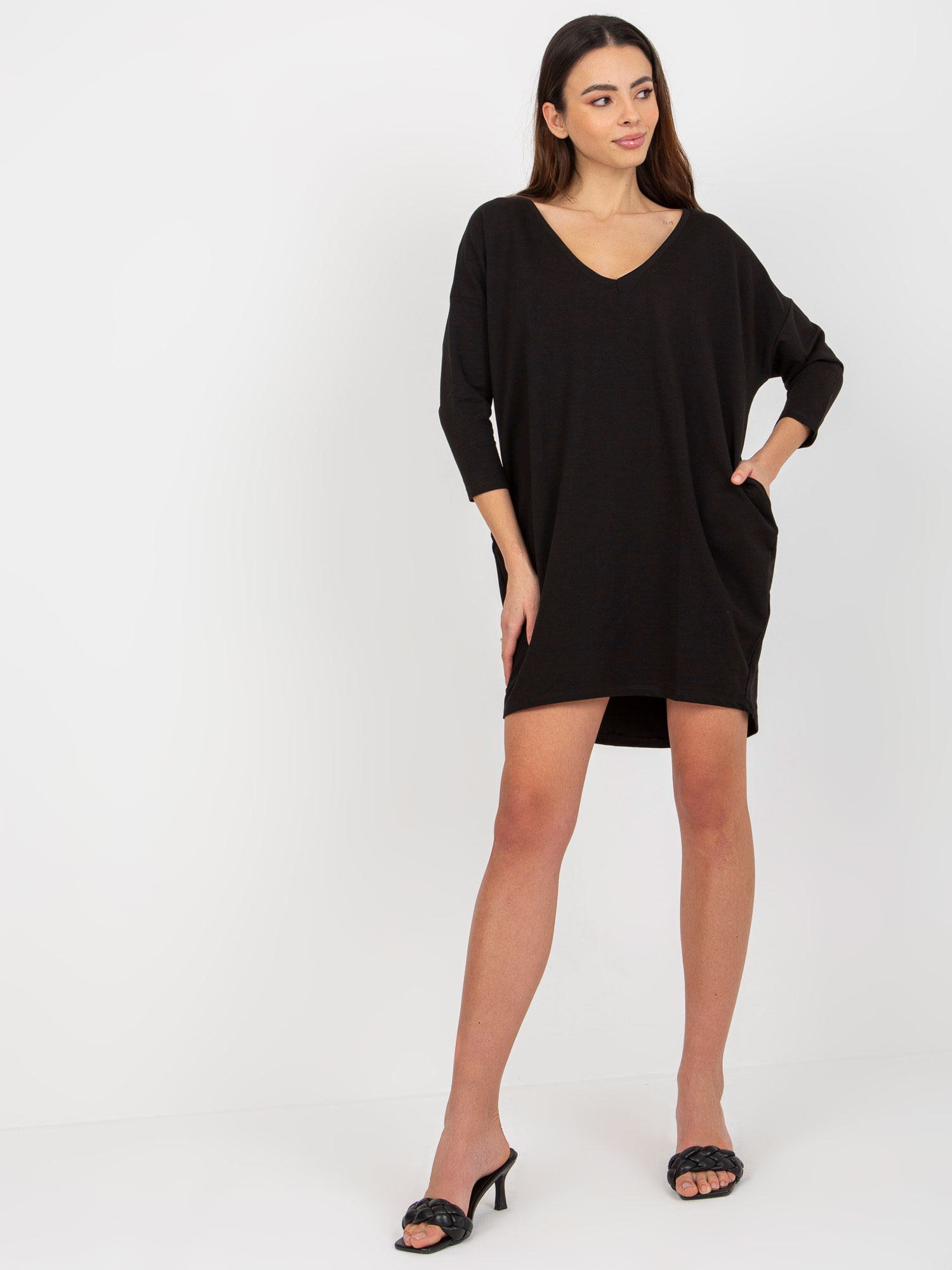 Čierne voľné šaty s výstrihom na chrbte EM-TU-HS-21-98.59P-black Veľkosť: S