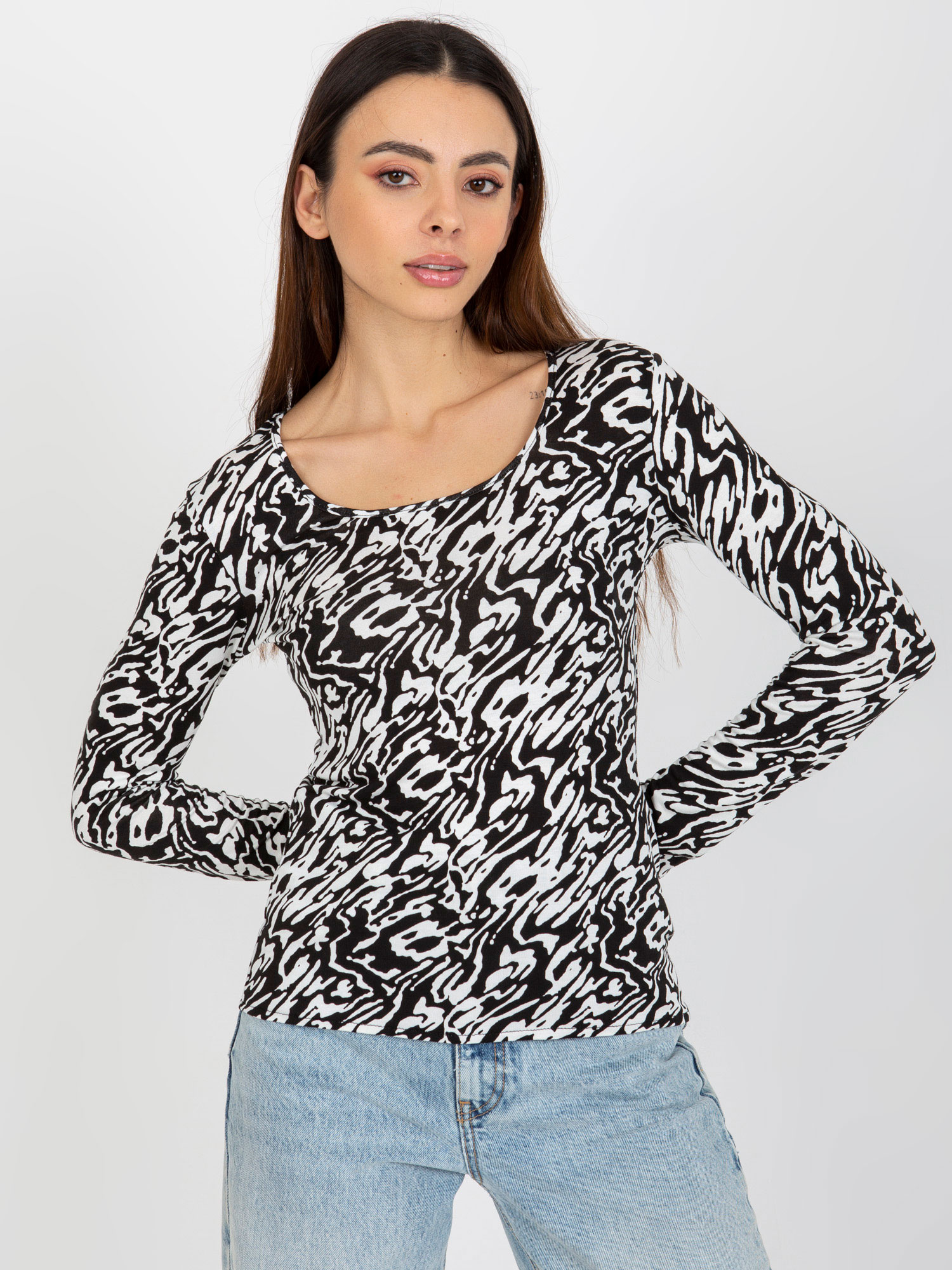 Čierno-biele dámske vzorované tričko LK-BZ-509198-1.49P-white-black Veľkosť: L/XL