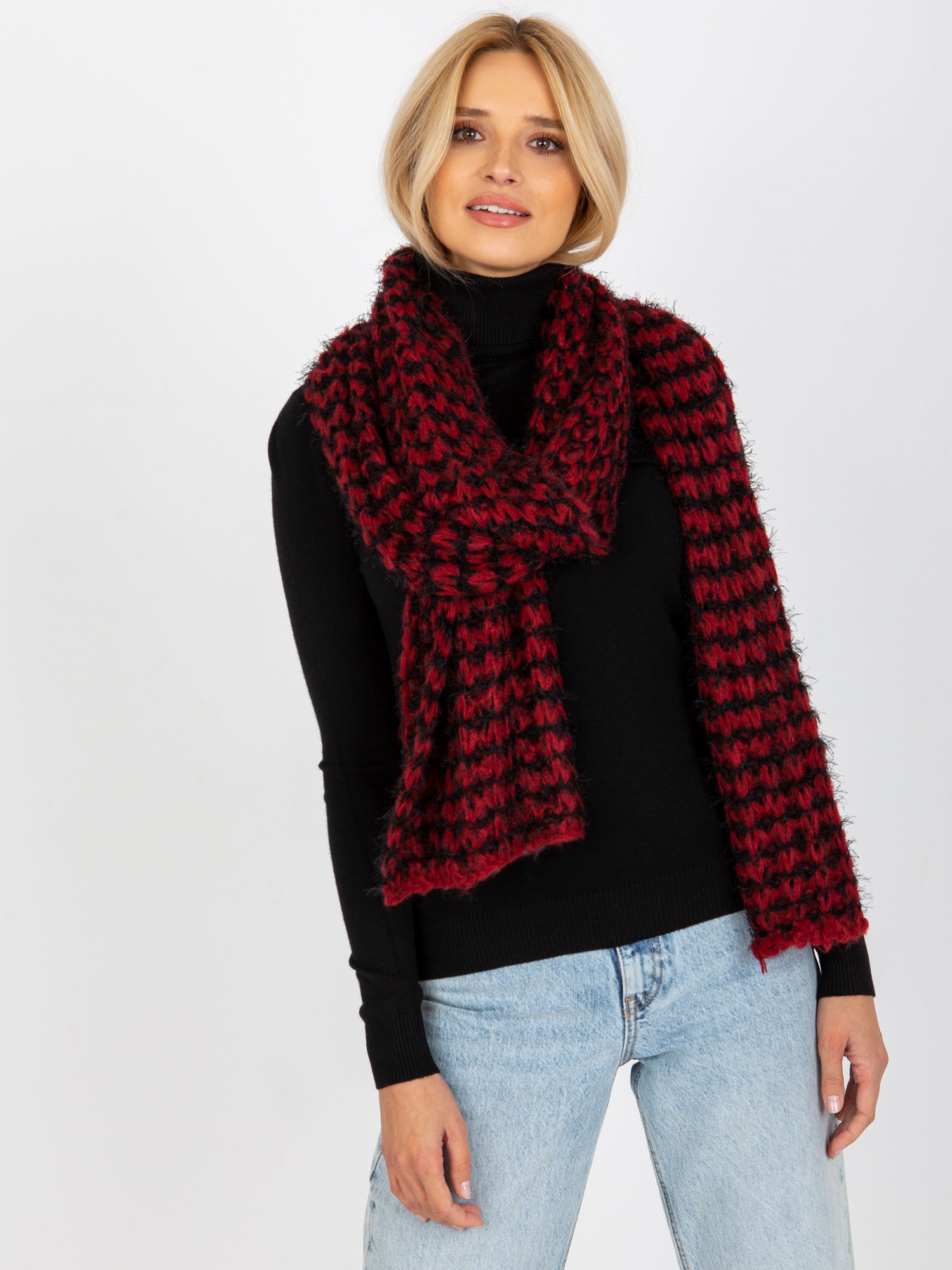 Chlpatý pletený zimný šál - vínovo-čierny -AT-SZ-3710.88 Veľkosť: ONE SIZE