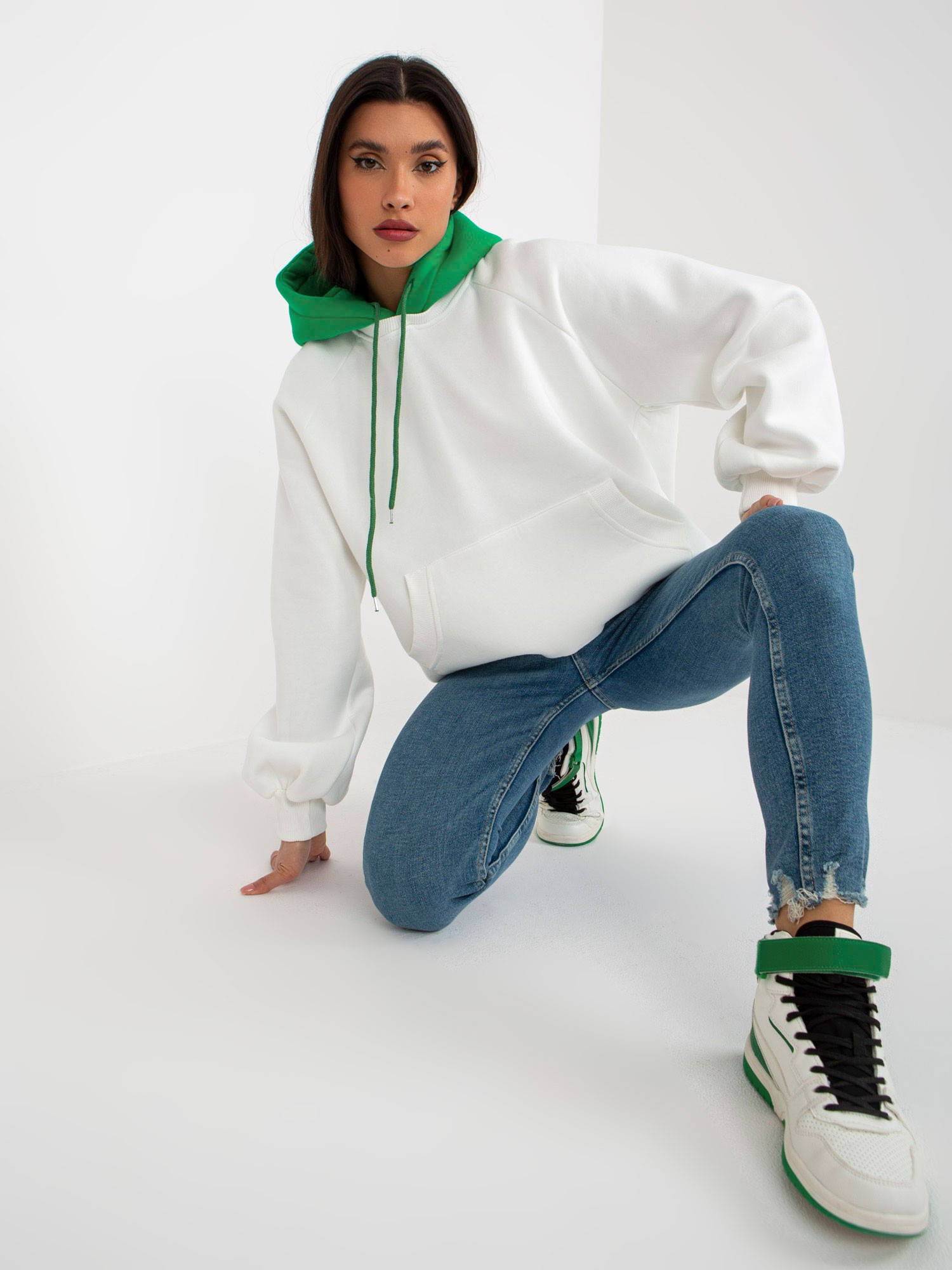 Smotanová oversize mikina so zelenou kapucňou -EM-BL-696.68-ecru Veľkosť: ONE SIZE