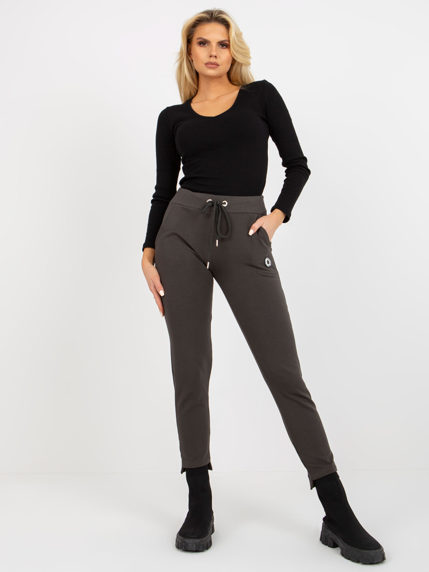 Khaki tepláky s vreckami a nášivkou -RV-DR-8370.00-khaki Veľkosť: S/M