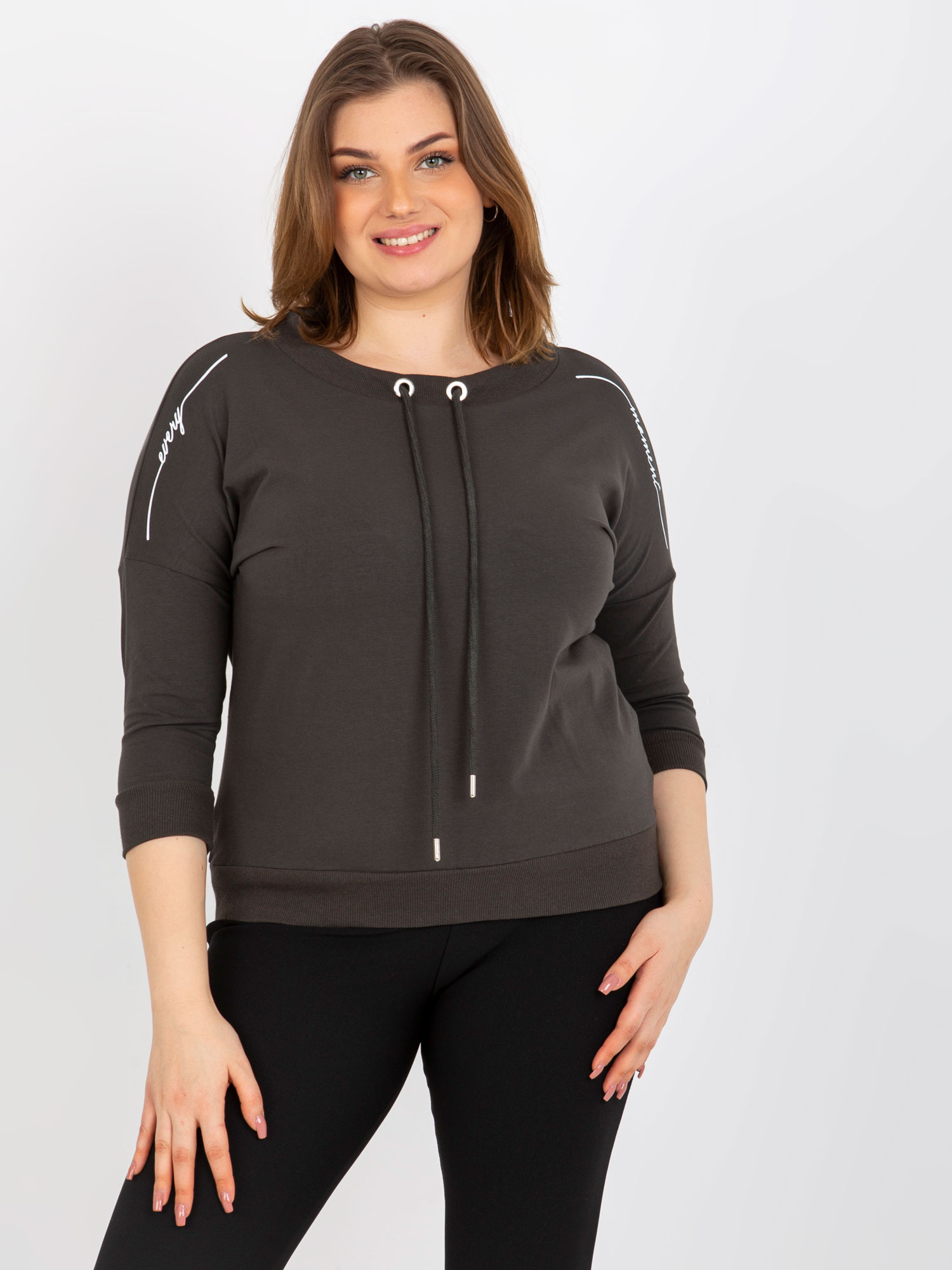 Khaki tričko s nápismi na ramenách -RV-BZ-8459.10X-khaki Veľkosť: ONE SIZE
